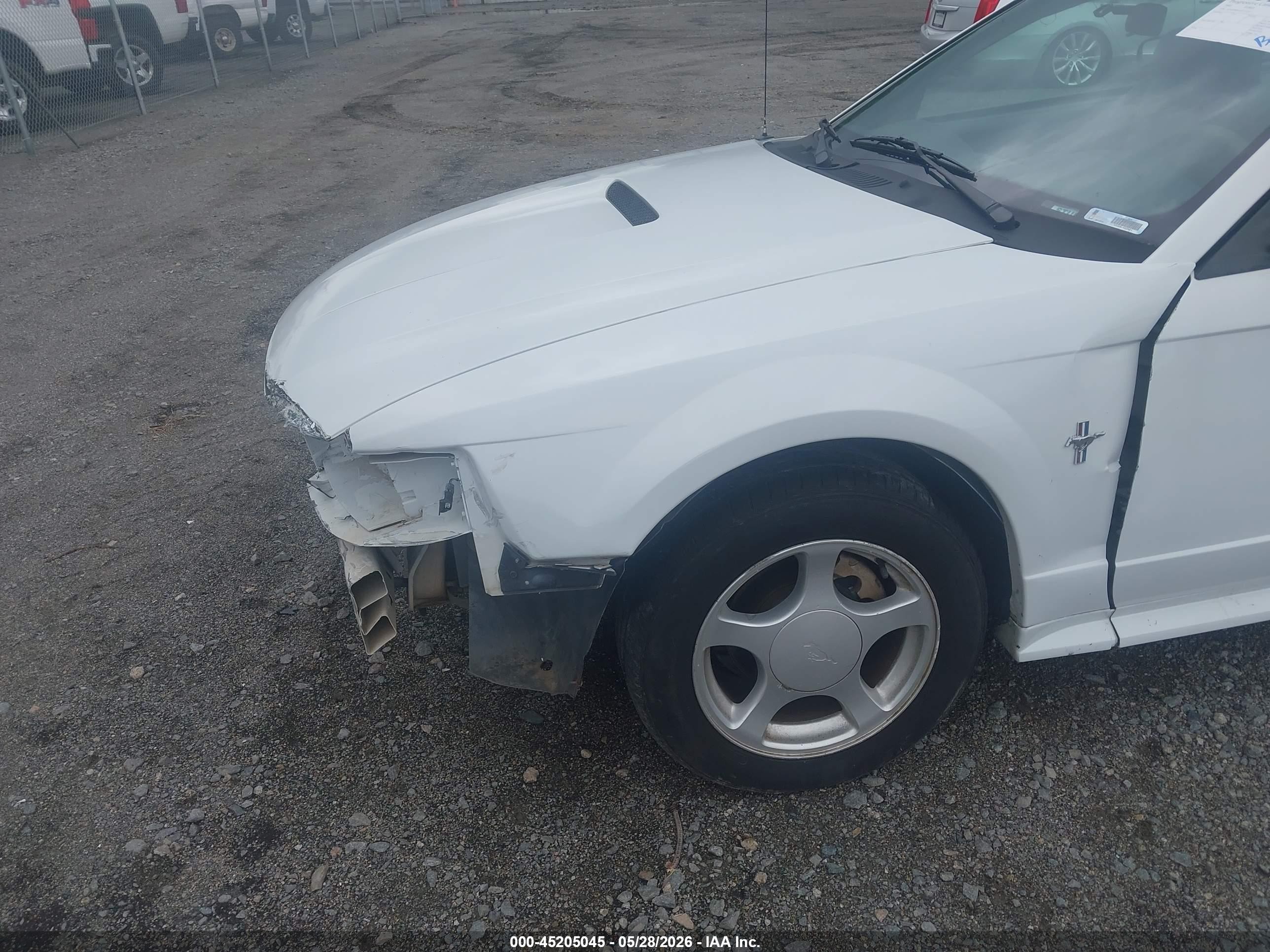 2002 Ford Mustang   White vin: 1FAFP404X2F153247