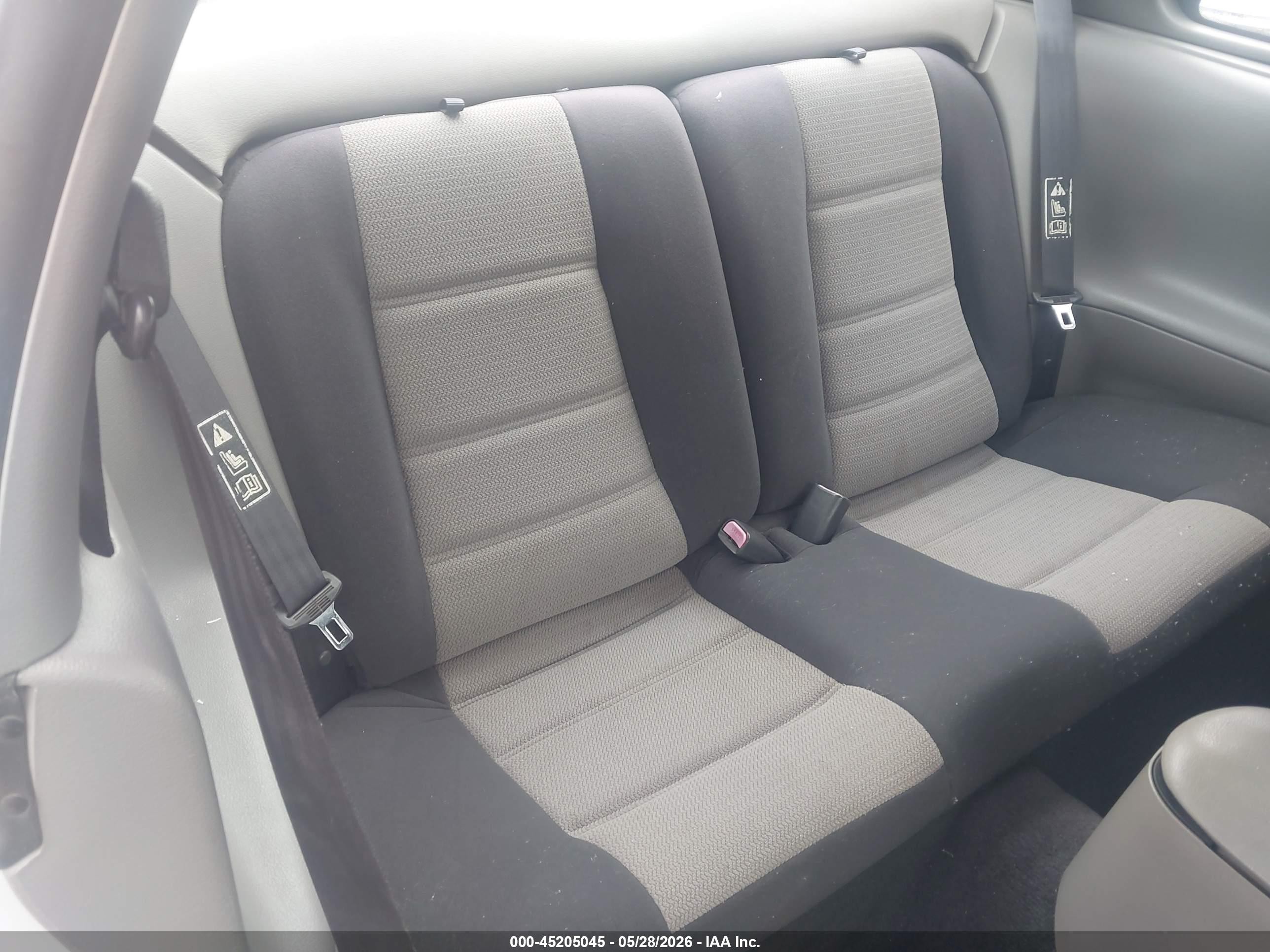 2002 Ford Mustang   White vin: 1FAFP404X2F153247