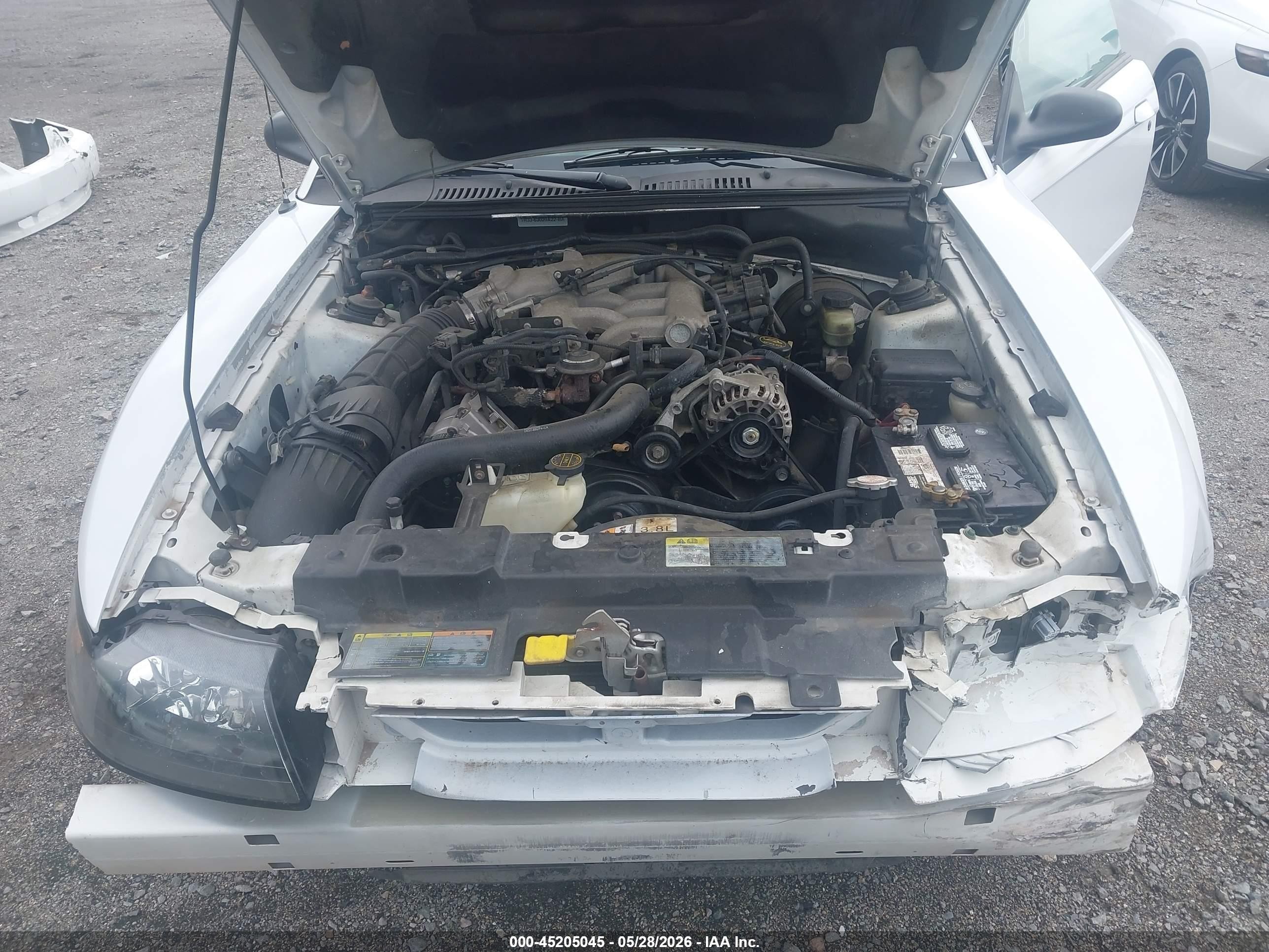 2002 Ford Mustang   White vin: 1FAFP404X2F153247