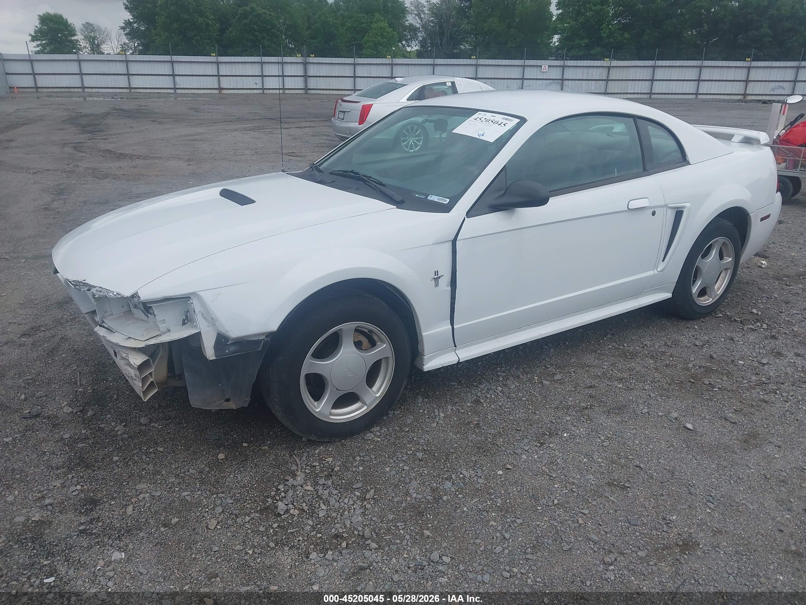 2002 Ford Mustang   White vin: 1FAFP404X2F153247