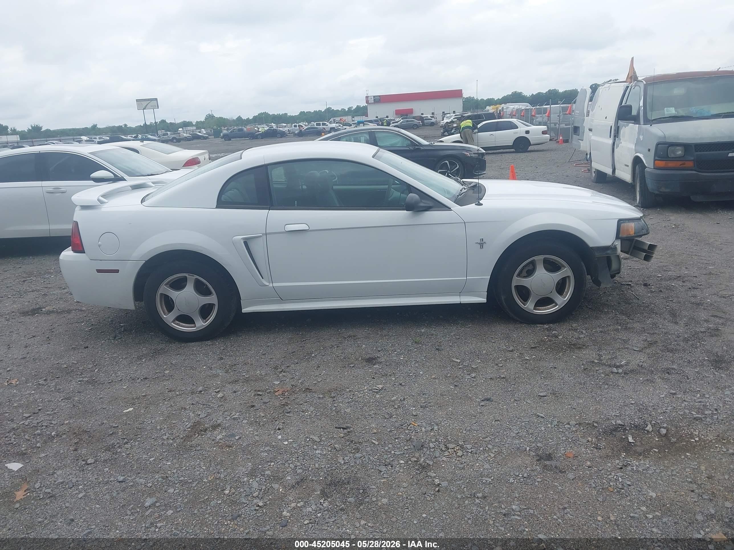 2002 Ford Mustang   White vin: 1FAFP404X2F153247