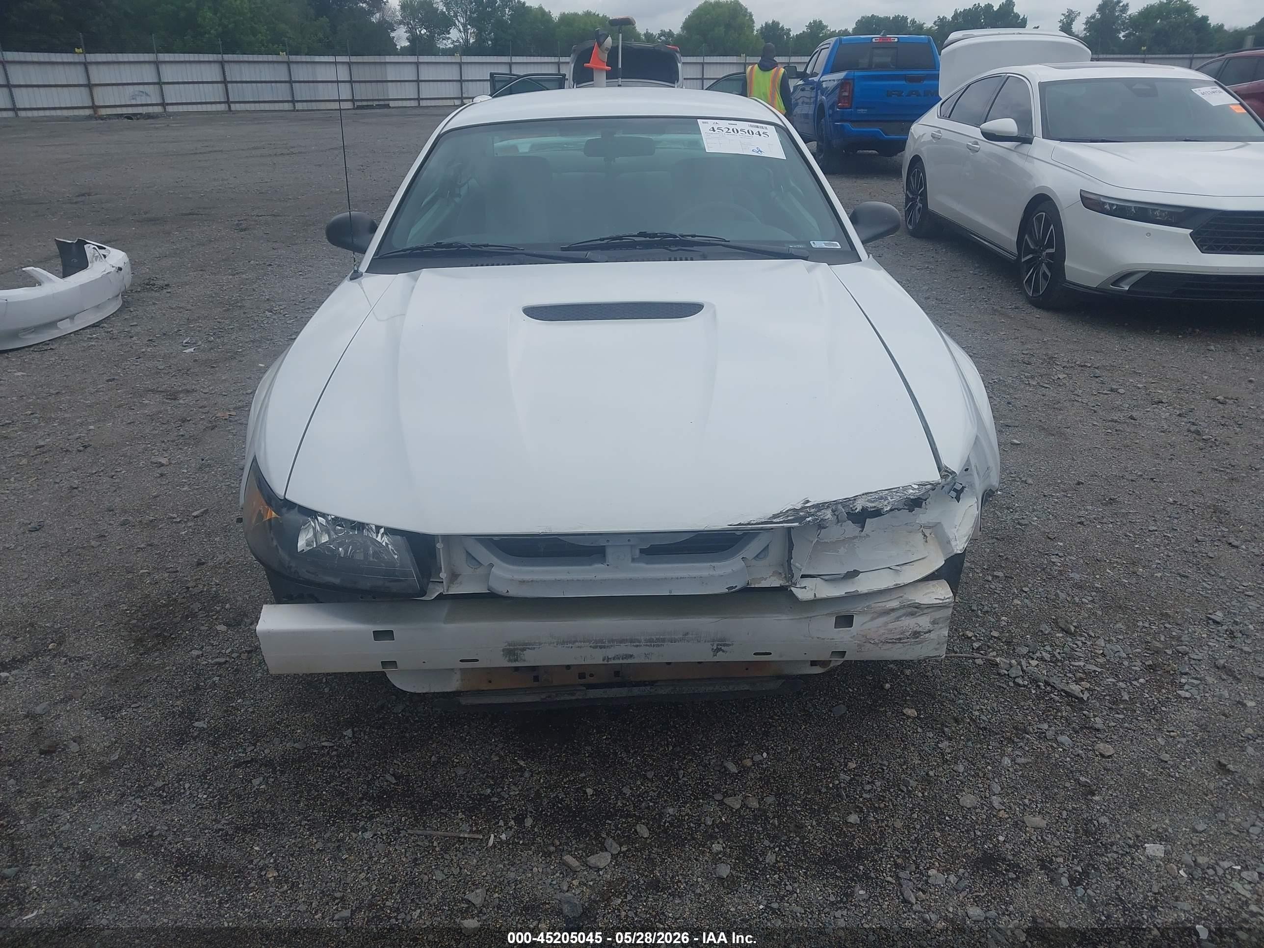 2002 Ford Mustang   White vin: 1FAFP404X2F153247