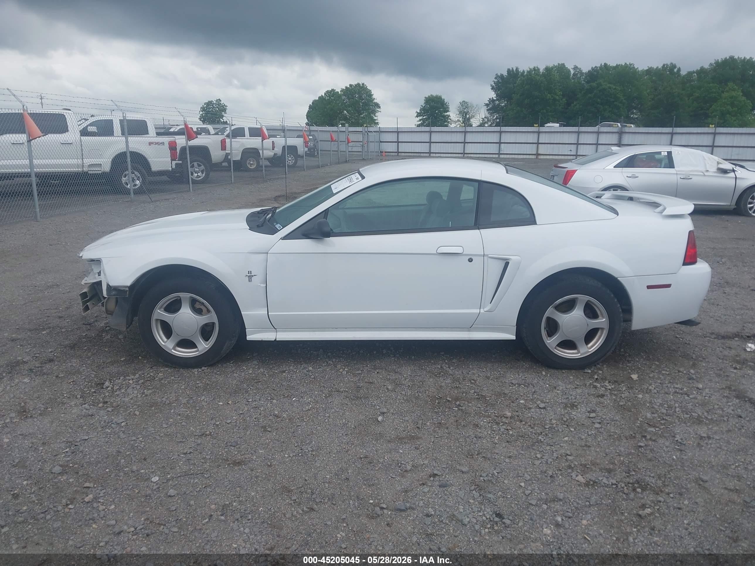 2002 Ford Mustang   White vin: 1FAFP404X2F153247
