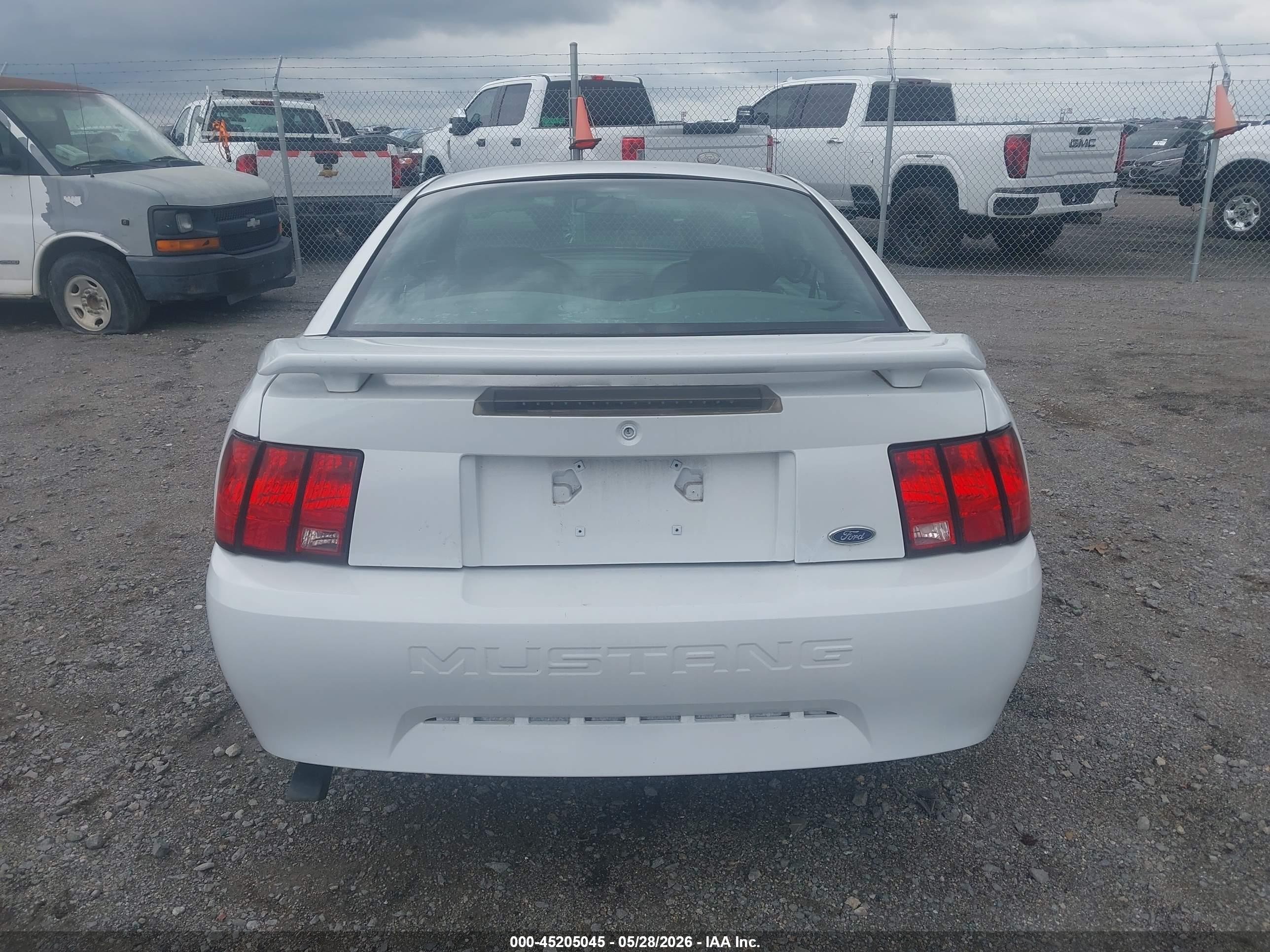 2002 Ford Mustang   White vin: 1FAFP404X2F153247