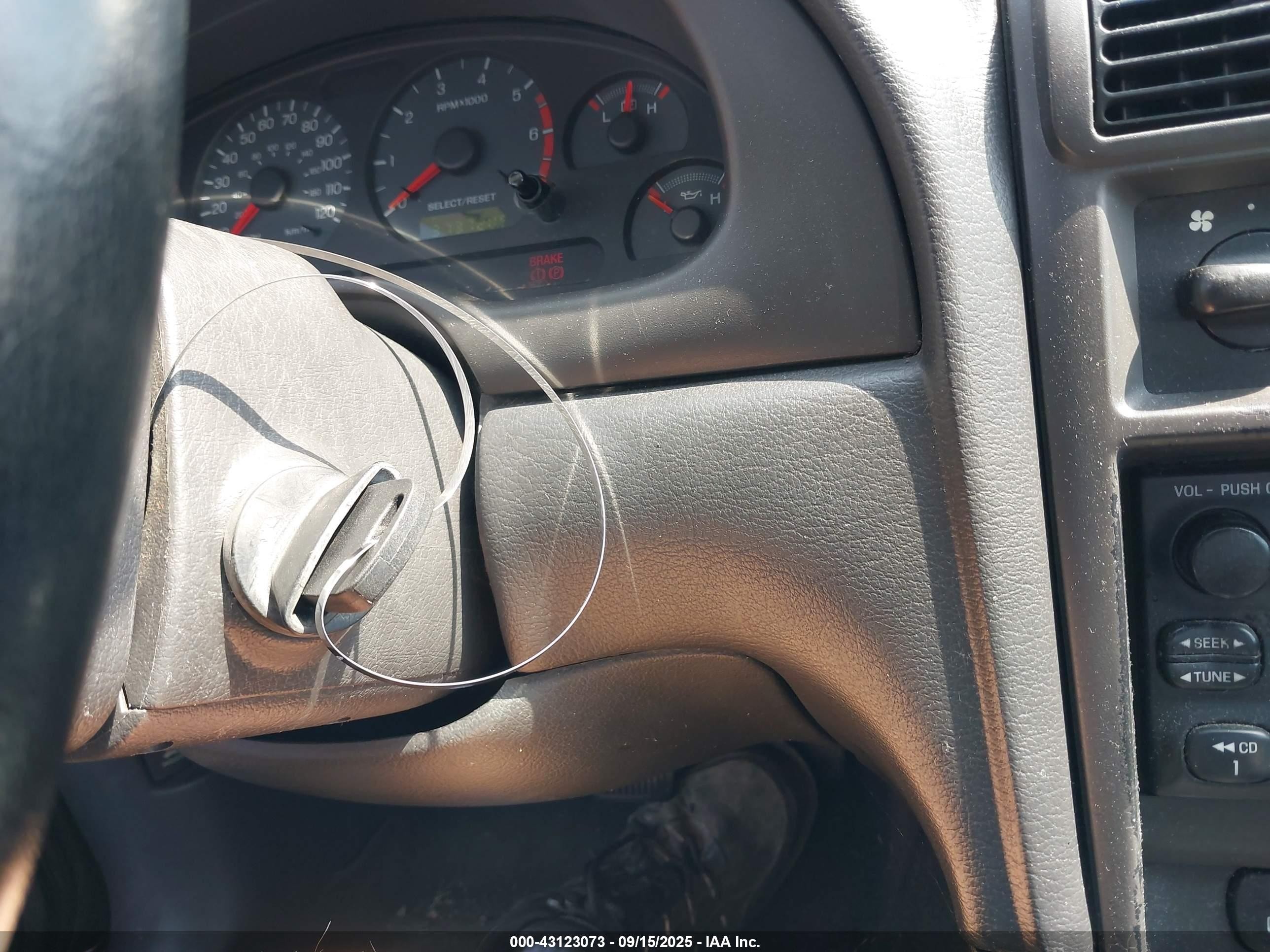 2003 Ford Mustang   Серый vin: 1FAFP404X3F350467