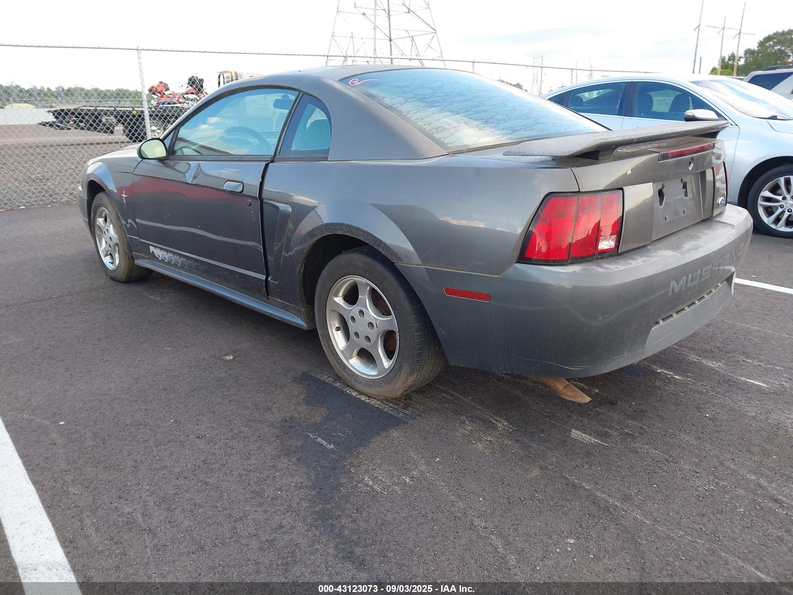 2003 Ford Mustang   Серый vin: 1FAFP404X3F350467
