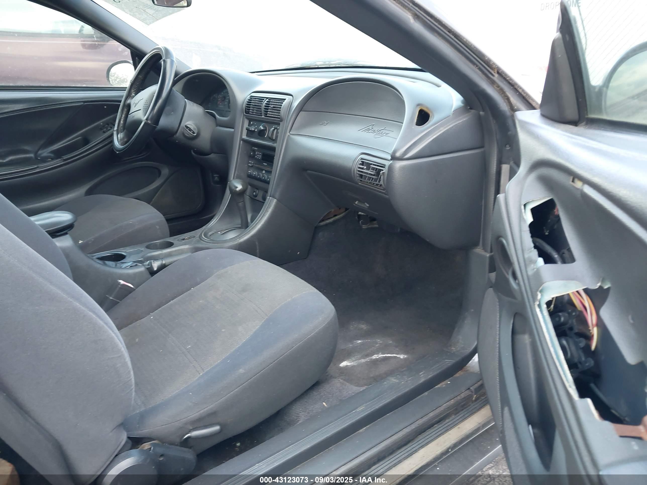 2003 Ford Mustang   Серый vin: 1FAFP404X3F350467