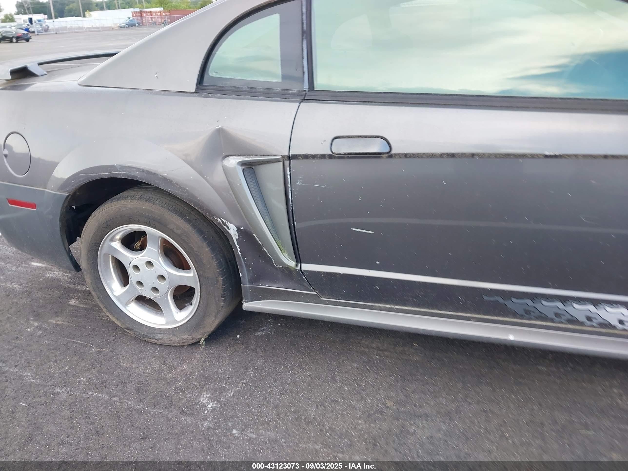 2003 Ford Mustang   Серый vin: 1FAFP404X3F350467