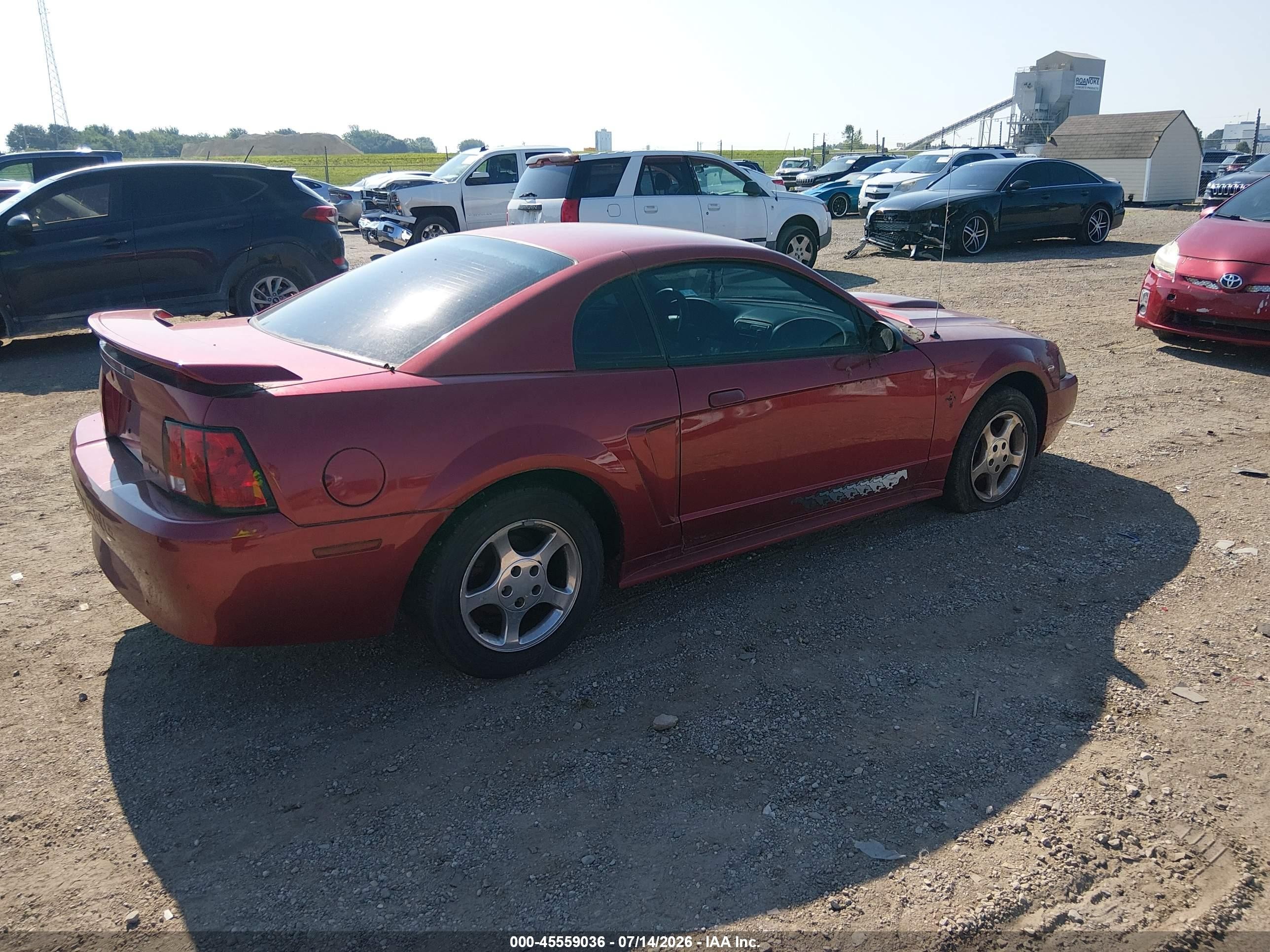 2003 Ford Mustang   Red vin: 1FAFP404X3F415964