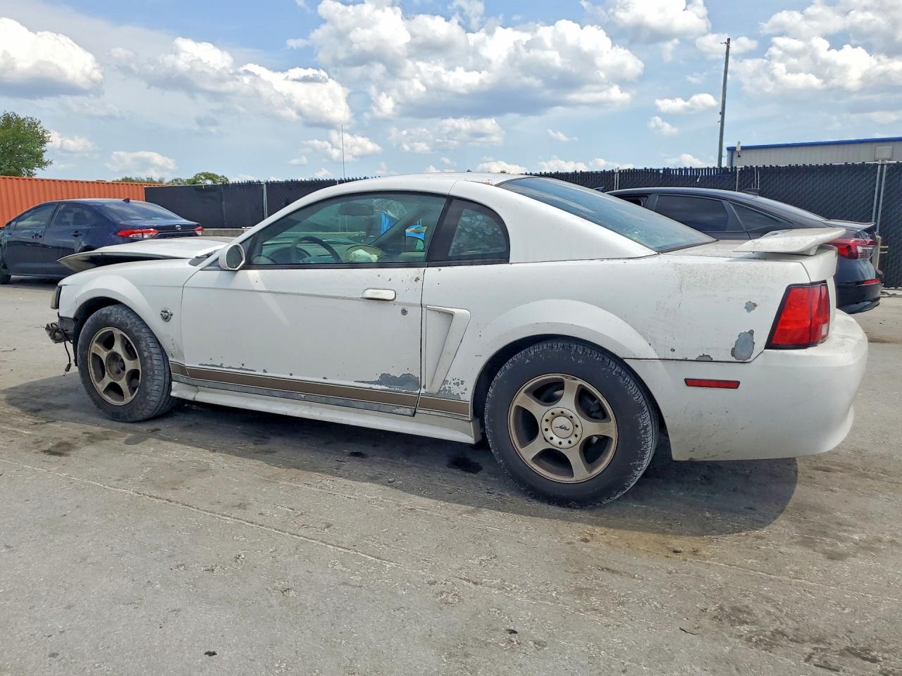 2004 Ford Mustang White vin: 1FAFP404X4F102480