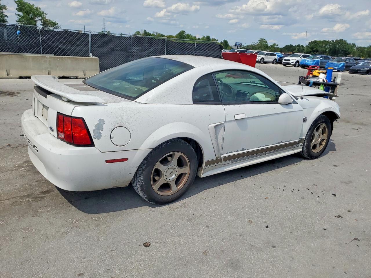 2004 Ford Mustang White vin: 1FAFP404X4F102480