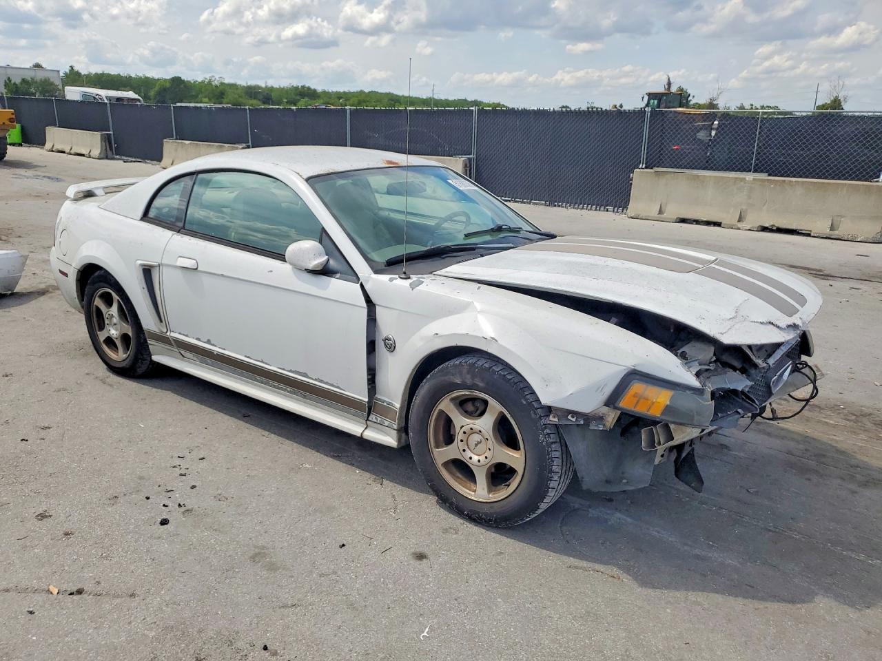 2004 Ford Mustang White vin: 1FAFP404X4F102480