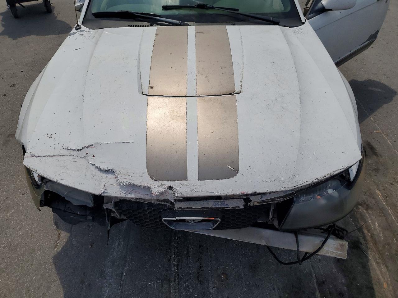 2004 Ford Mustang White vin: 1FAFP404X4F102480