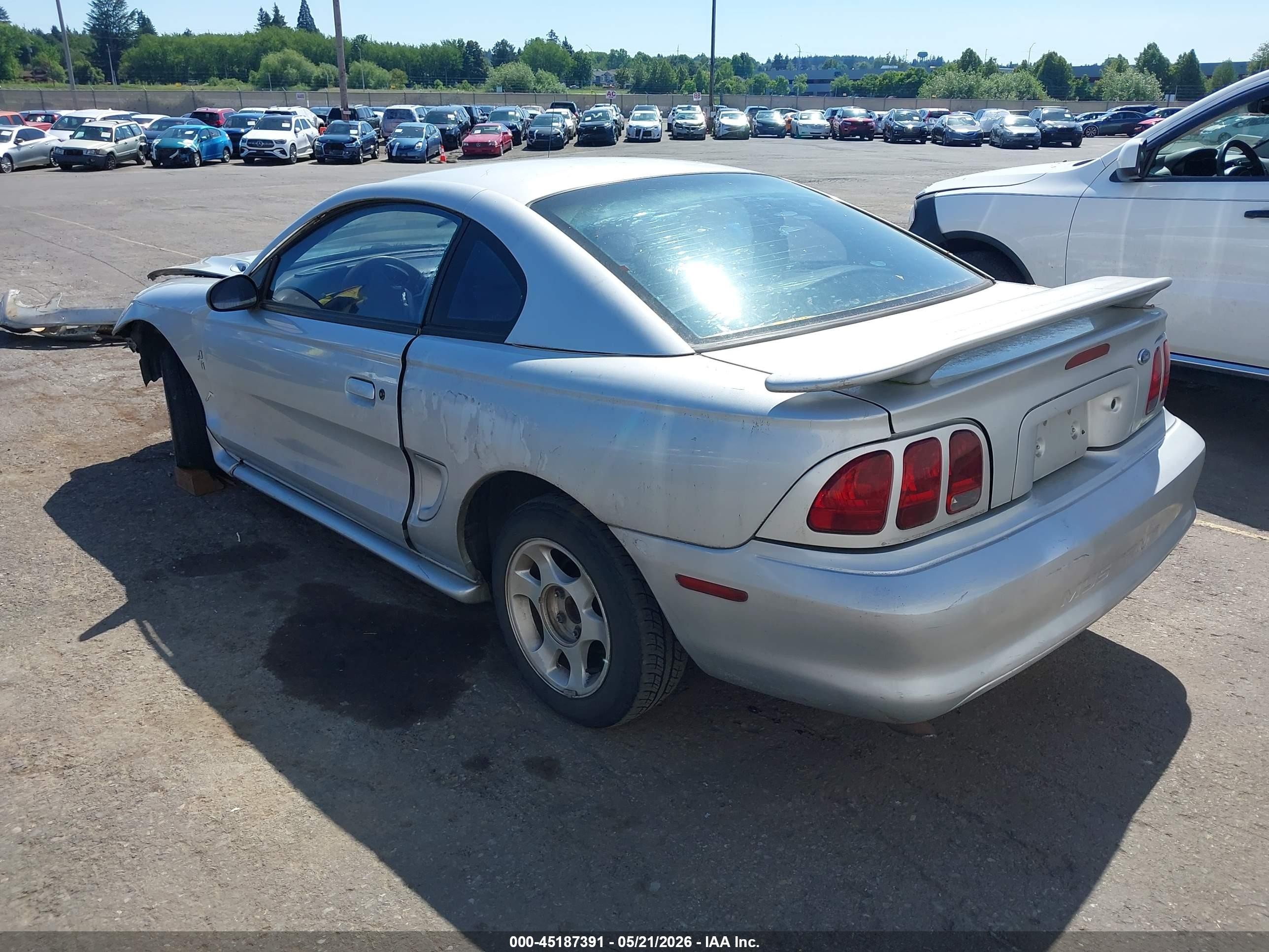 1998 Ford Mustang   Silver vin: 1FAFP404XWF273801