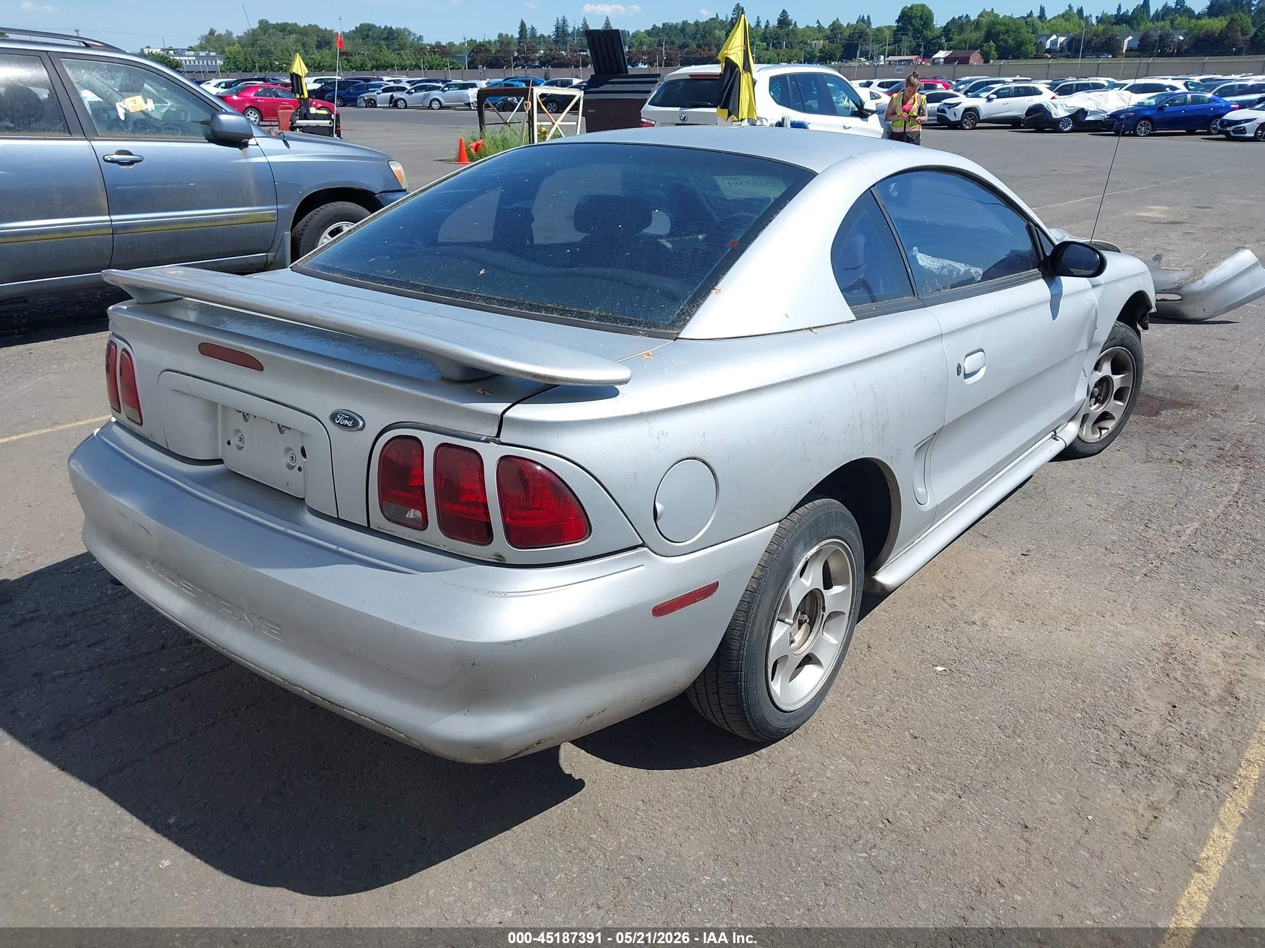 1998 Ford Mustang   Silver vin: 1FAFP404XWF273801