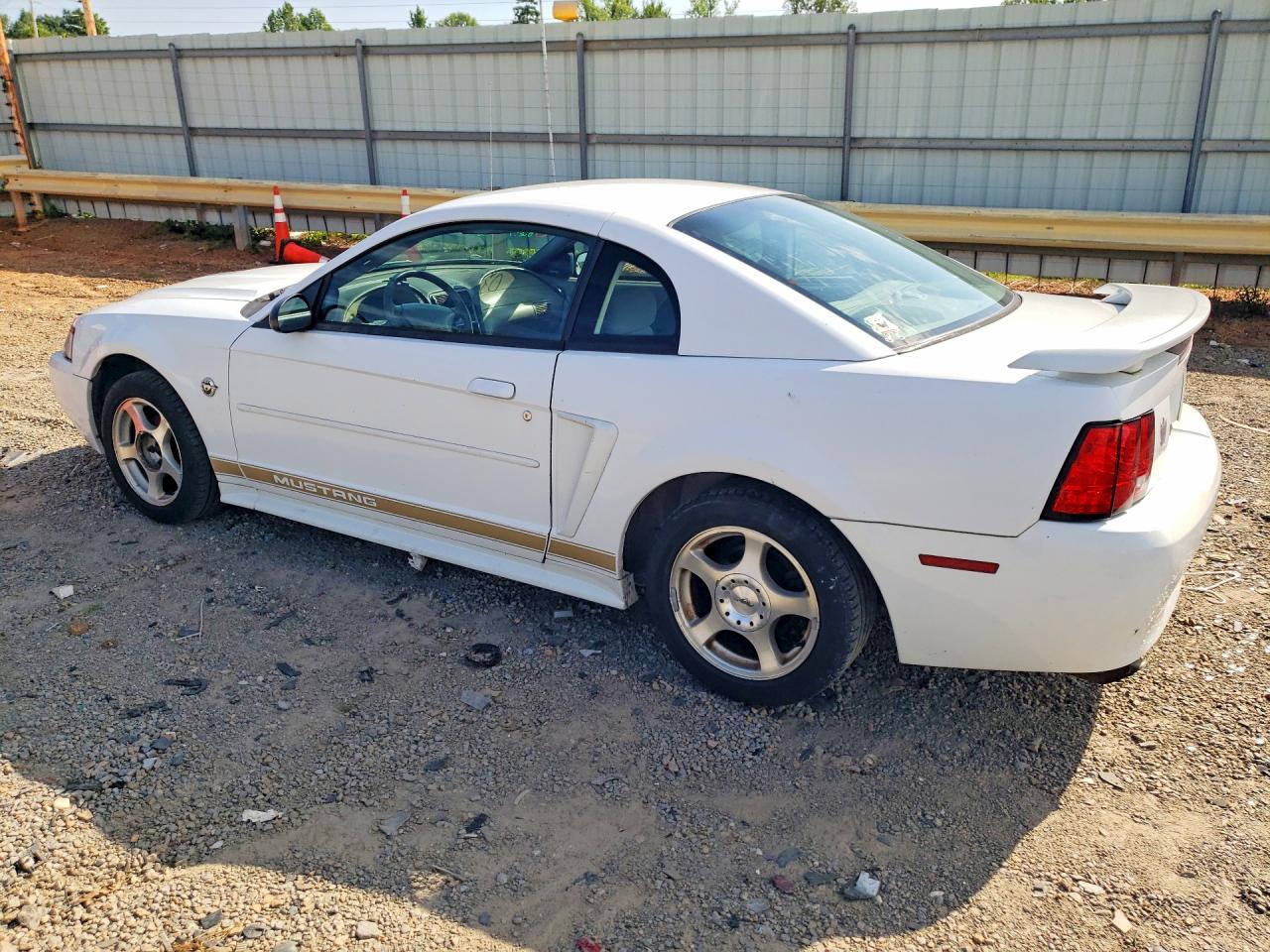 2004 Ford Mustang Base White vin: 1FAFP40614F145848