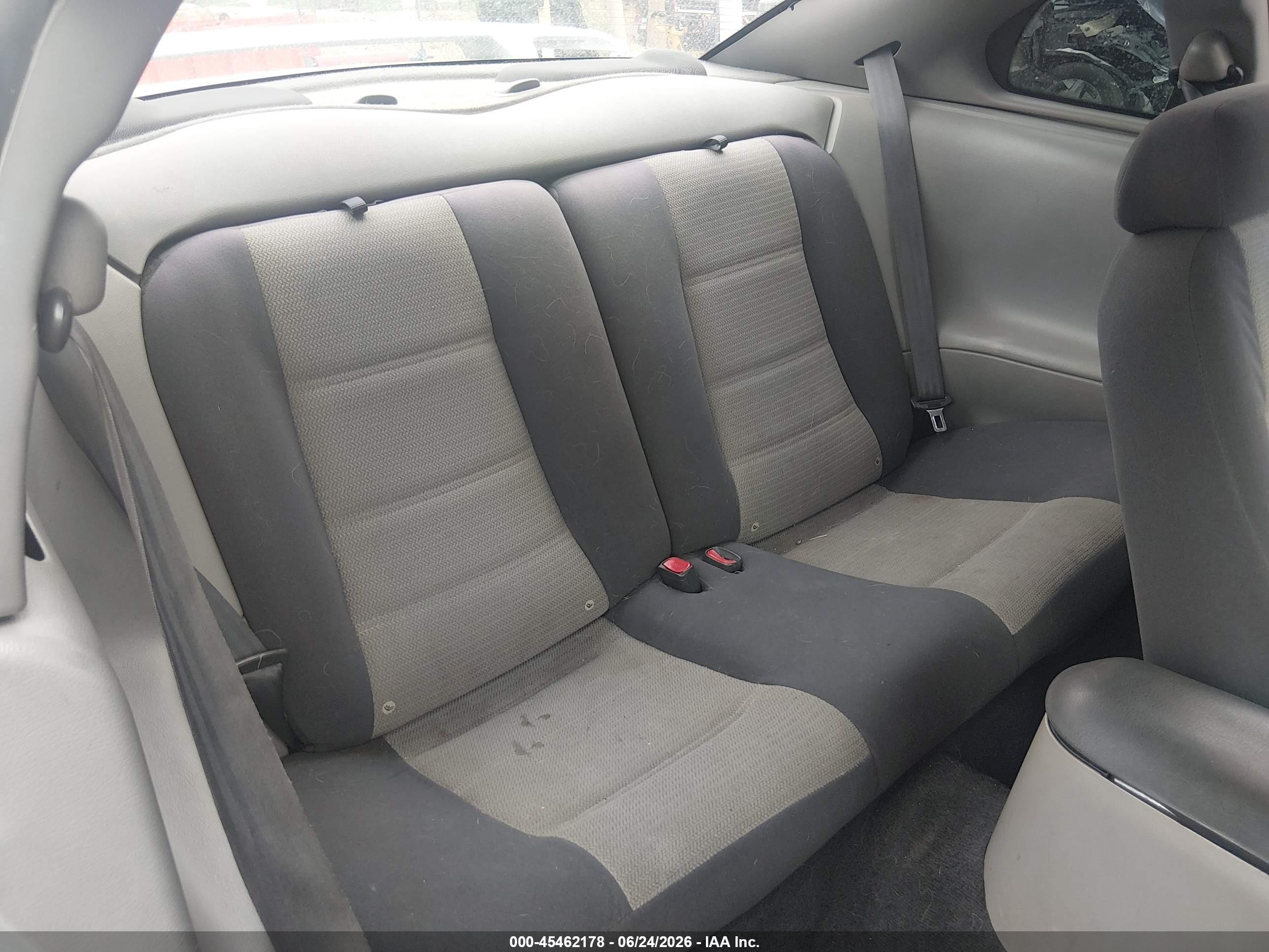 2004 Ford Mustang   Silver vin: 1FAFP40614F220385
