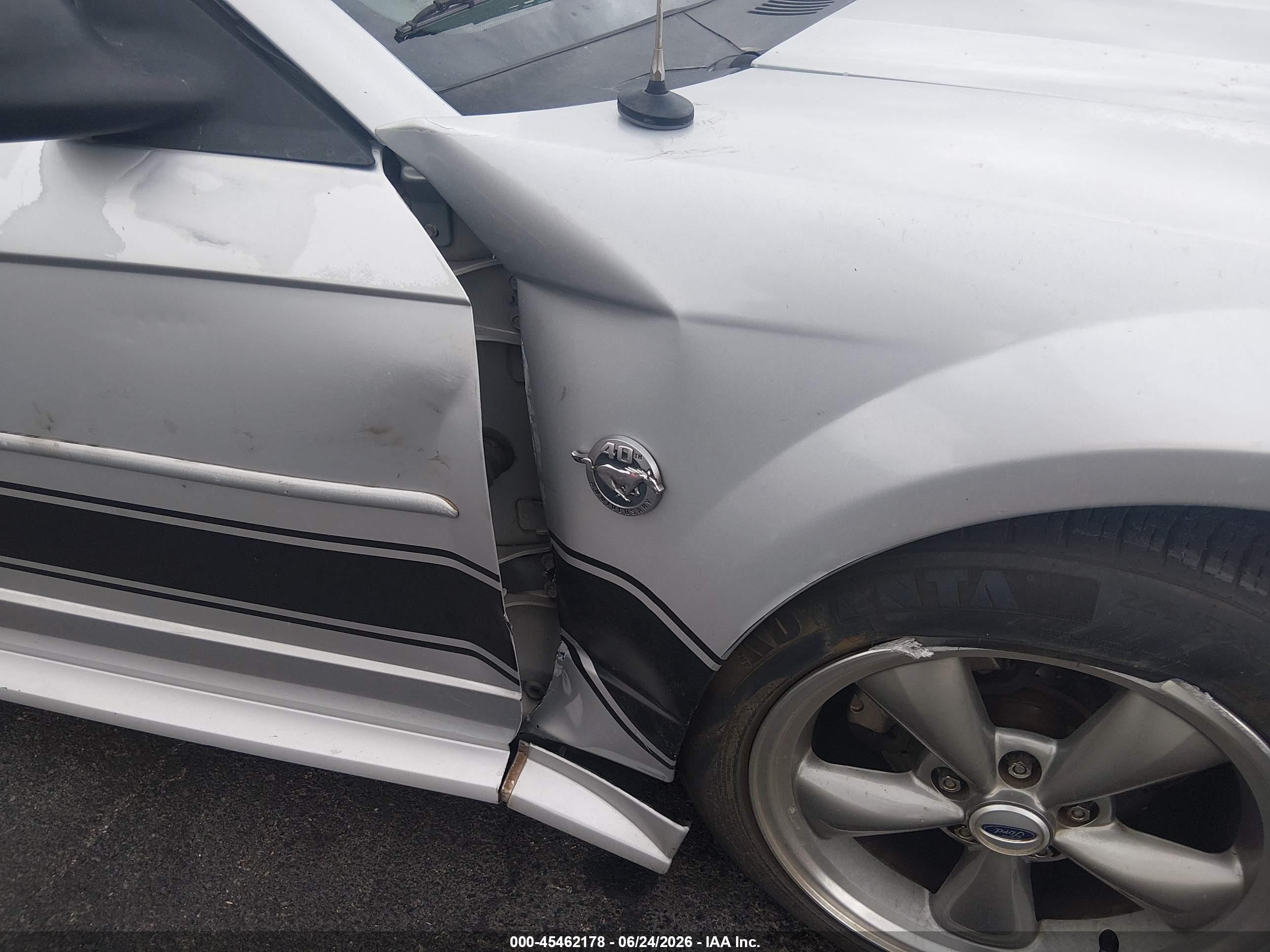 2004 Ford Mustang   Silver vin: 1FAFP40614F220385