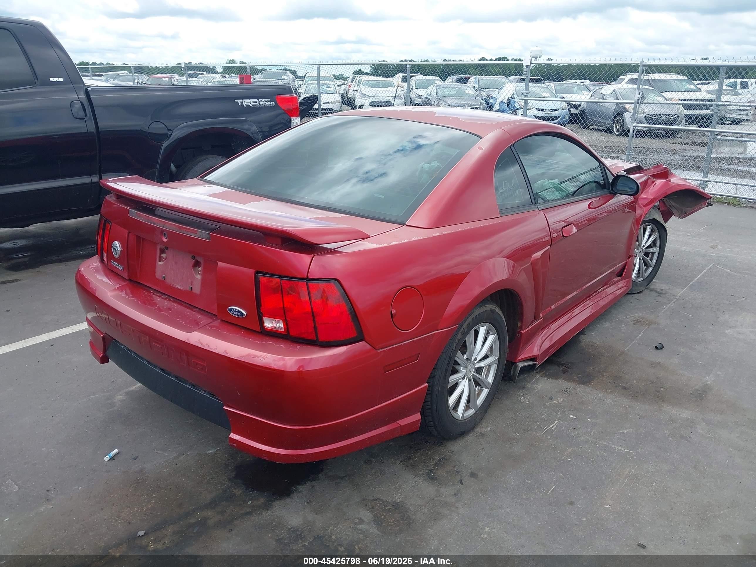 2004 Ford Mustang   Red vin: 1FAFP40624F167874