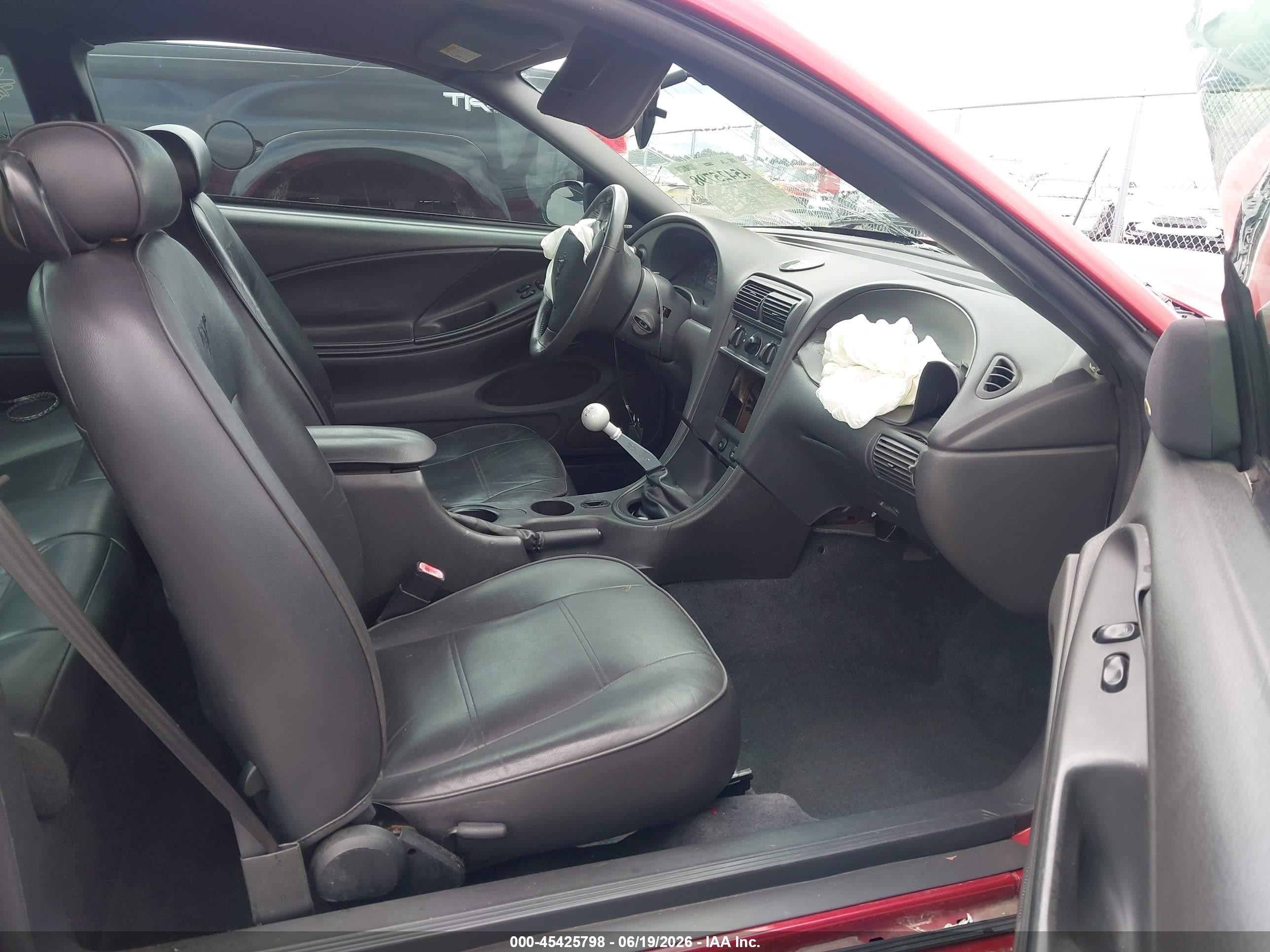 2004 Ford Mustang   Red vin: 1FAFP40624F167874