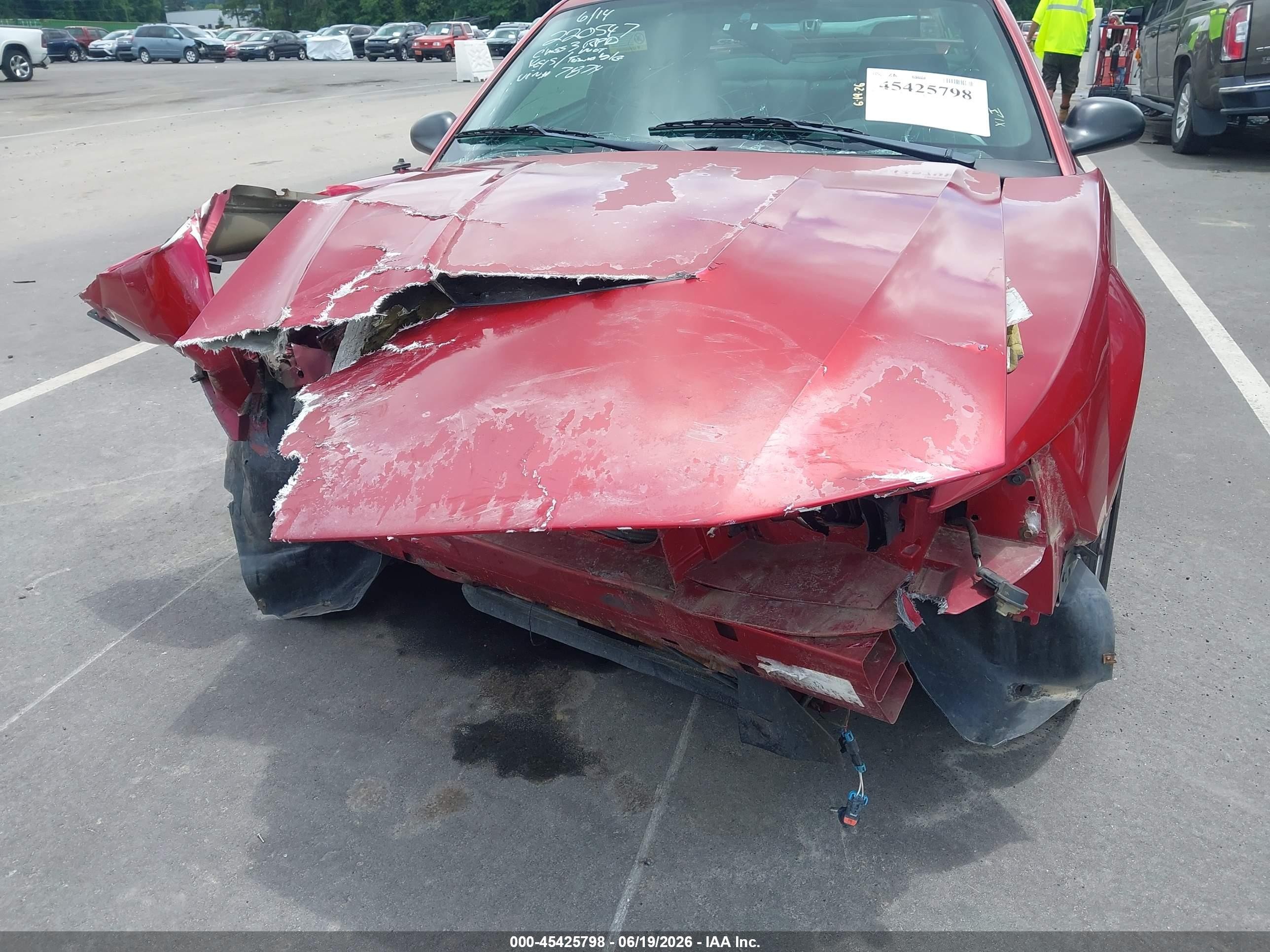2004 Ford Mustang   Red vin: 1FAFP40624F167874