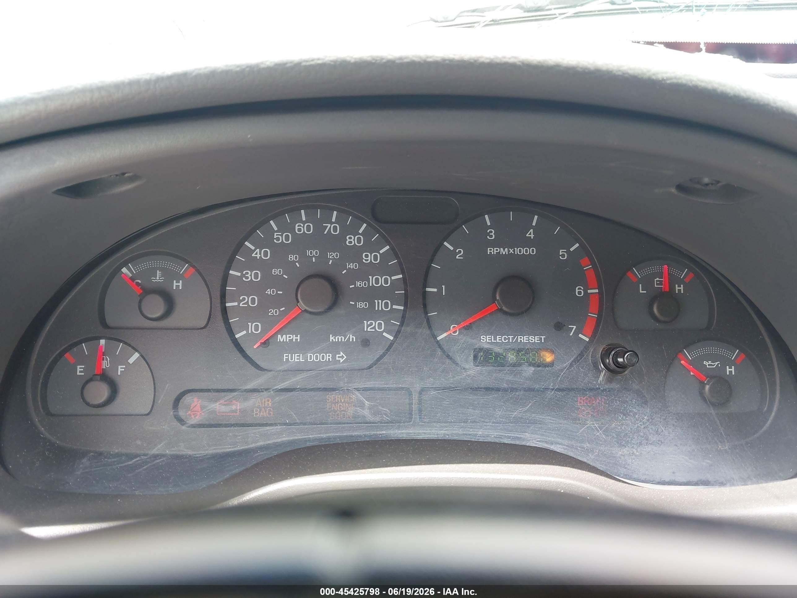 2004 Ford Mustang   Red vin: 1FAFP40624F167874