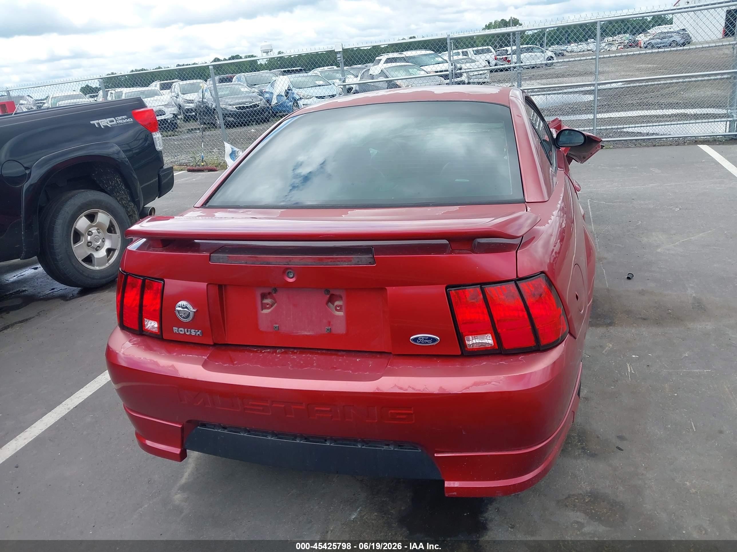 2004 Ford Mustang   Red vin: 1FAFP40624F167874