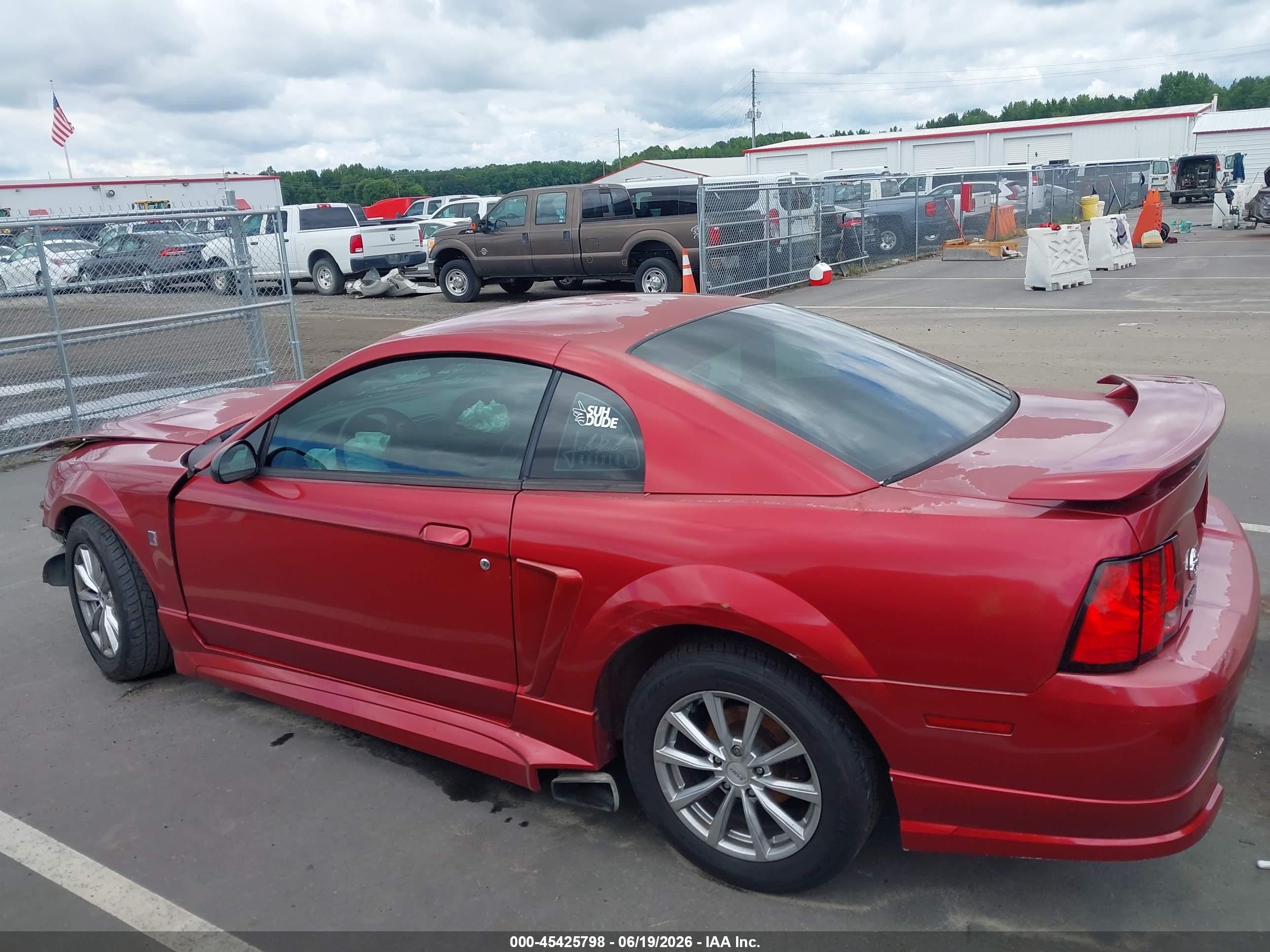 2004 Ford Mustang   Red vin: 1FAFP40624F167874