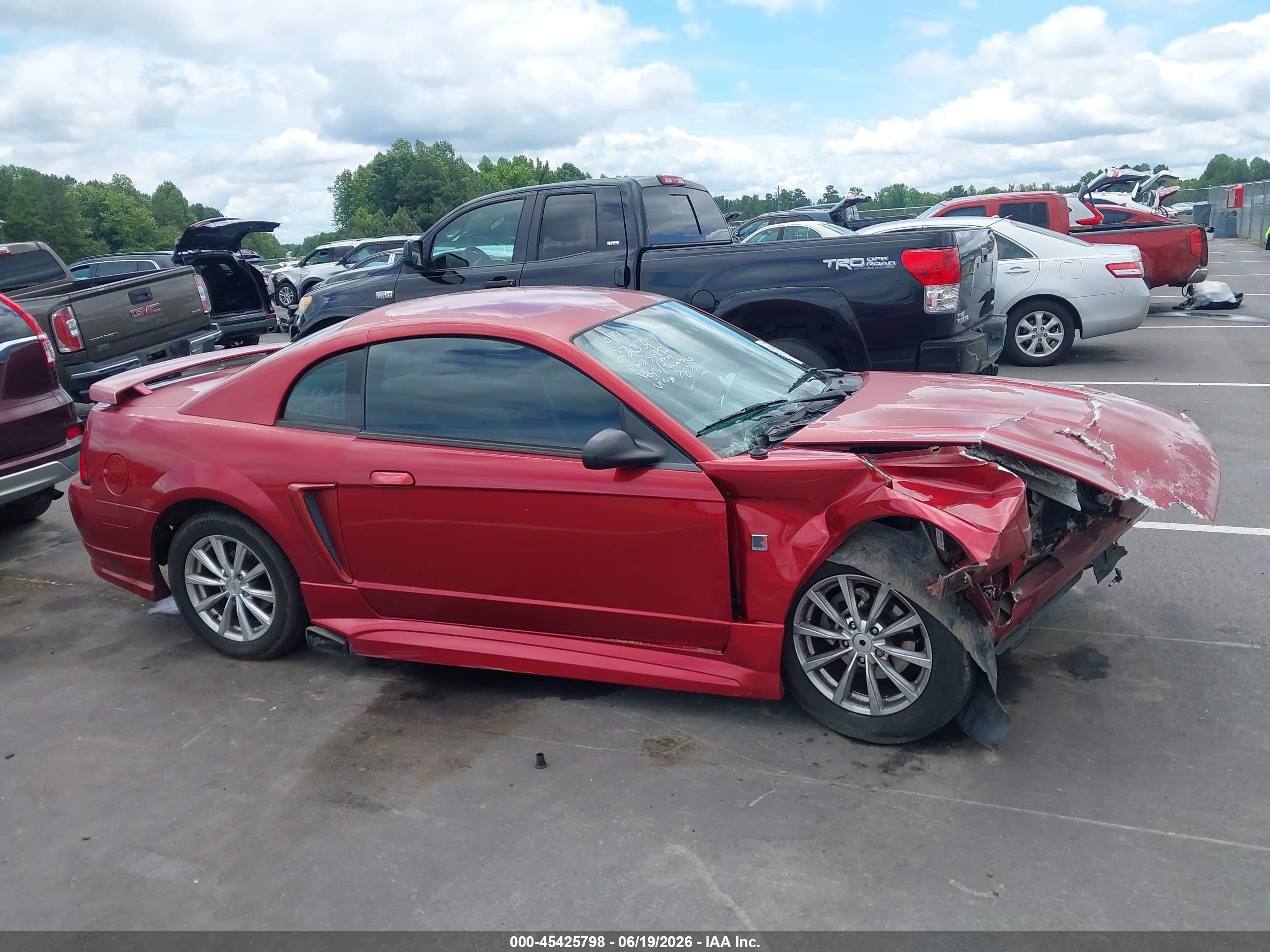 2004 Ford Mustang   Red vin: 1FAFP40624F167874