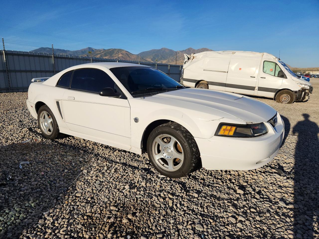2004 Ford Mustang White vin: 1FAFP40624F197926