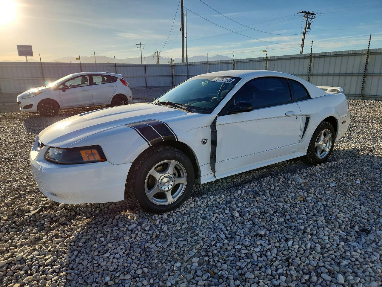 2004 Ford Mustang White vin: 1FAFP40624F197926