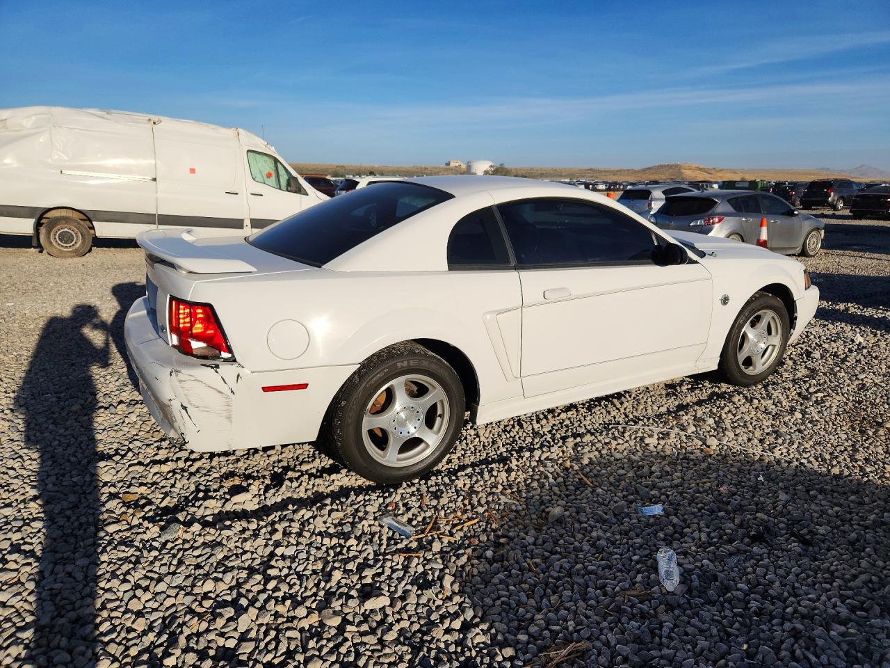 2004 Ford Mustang White vin: 1FAFP40624F197926