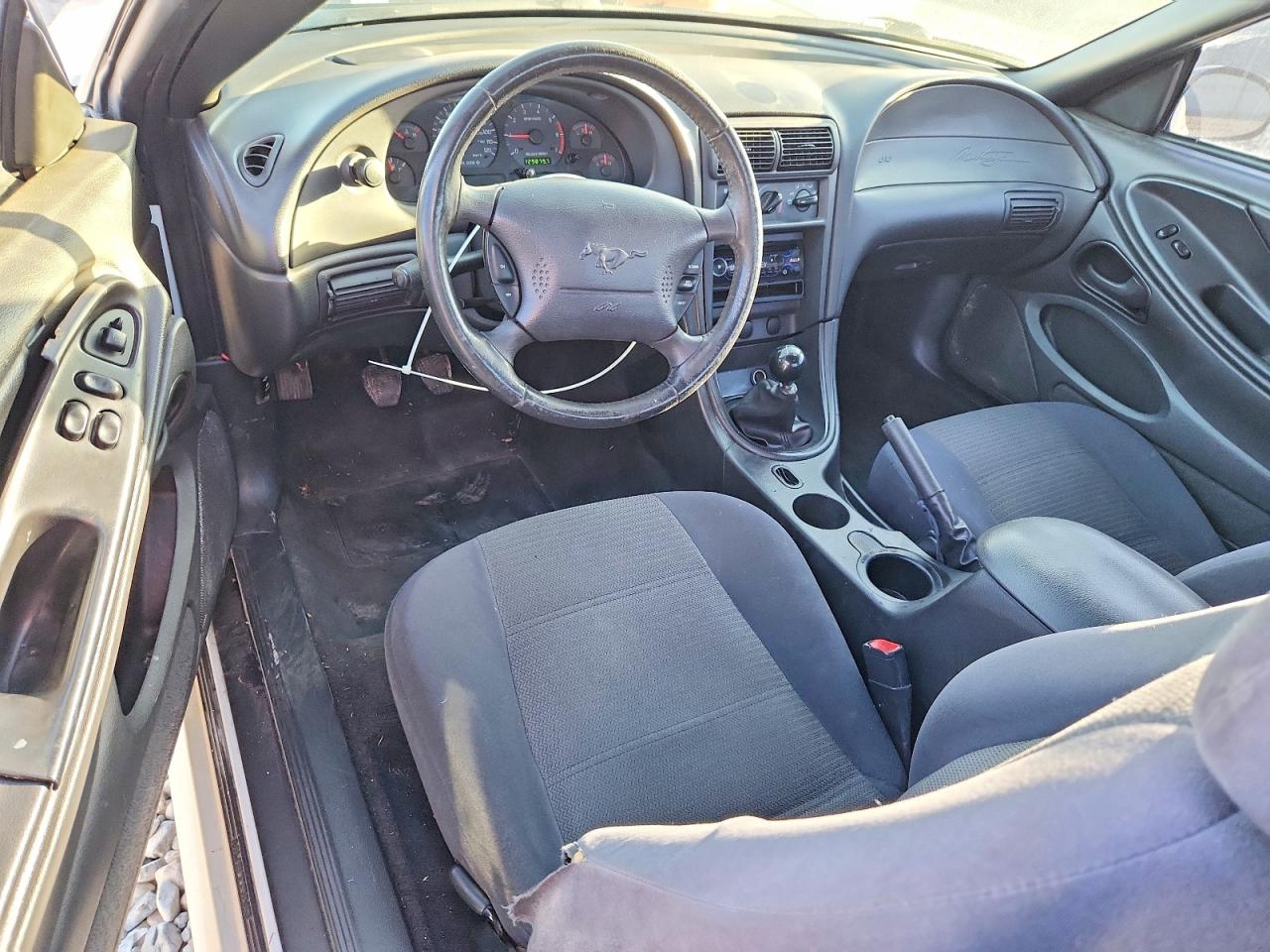 2004 Ford Mustang White vin: 1FAFP40624F197926