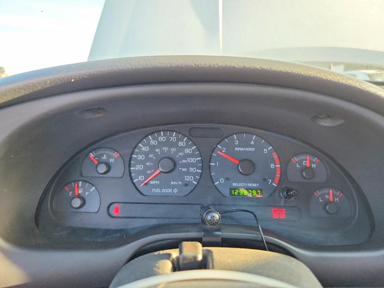 2004 Ford Mustang White vin: 1FAFP40624F197926
