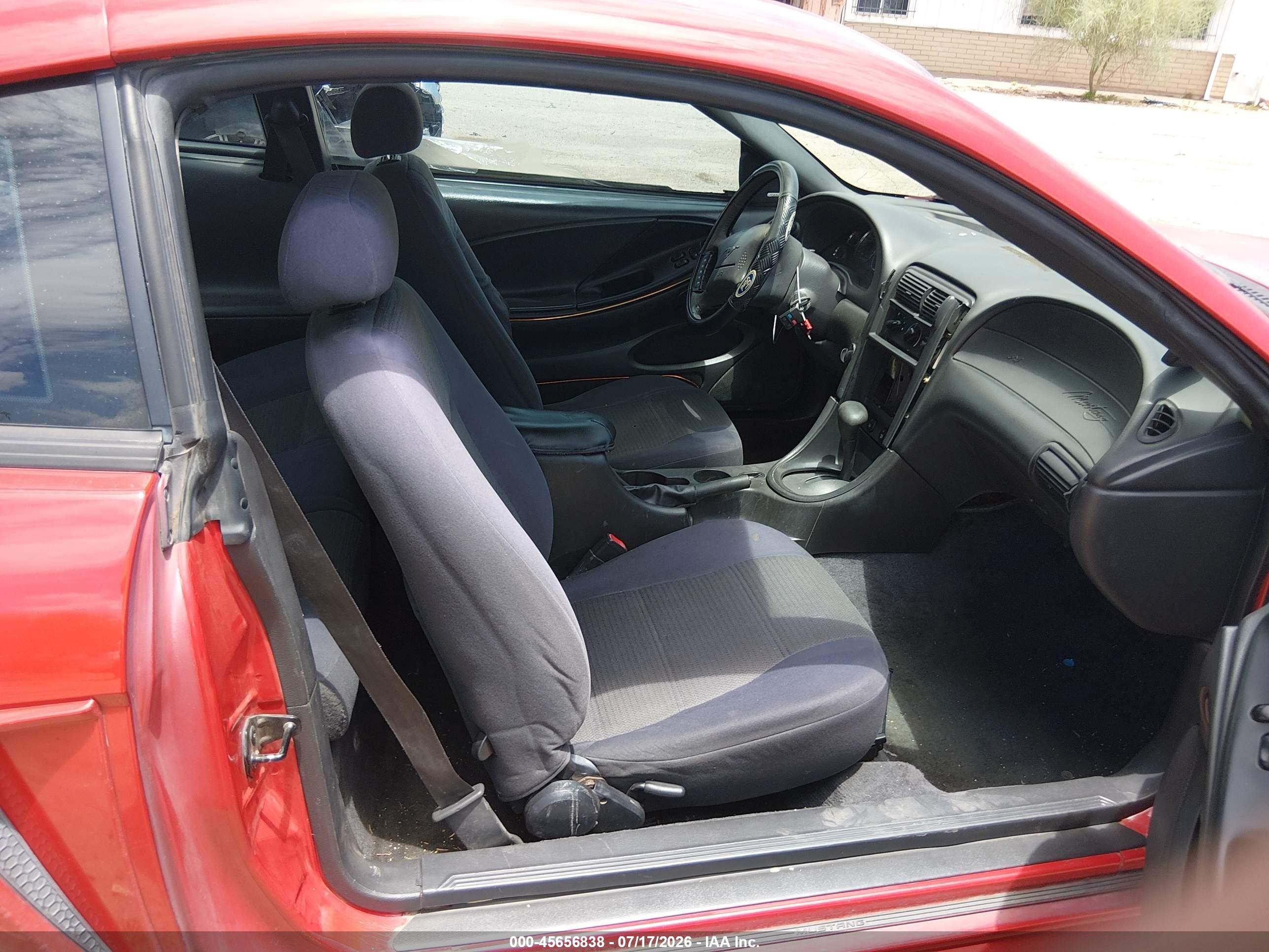 2004 Ford Mustang   Red vin: 1FAFP40634F154308