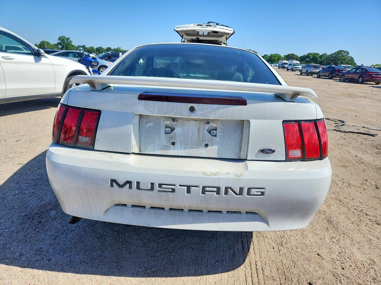 2004 Ford Mustang White vin: 1FAFP40654F174107