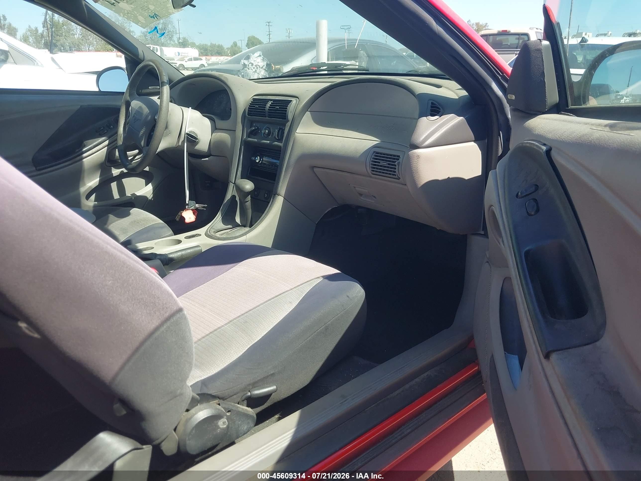 2004 Ford Mustang   Red vin: 1FAFP40674F167627
