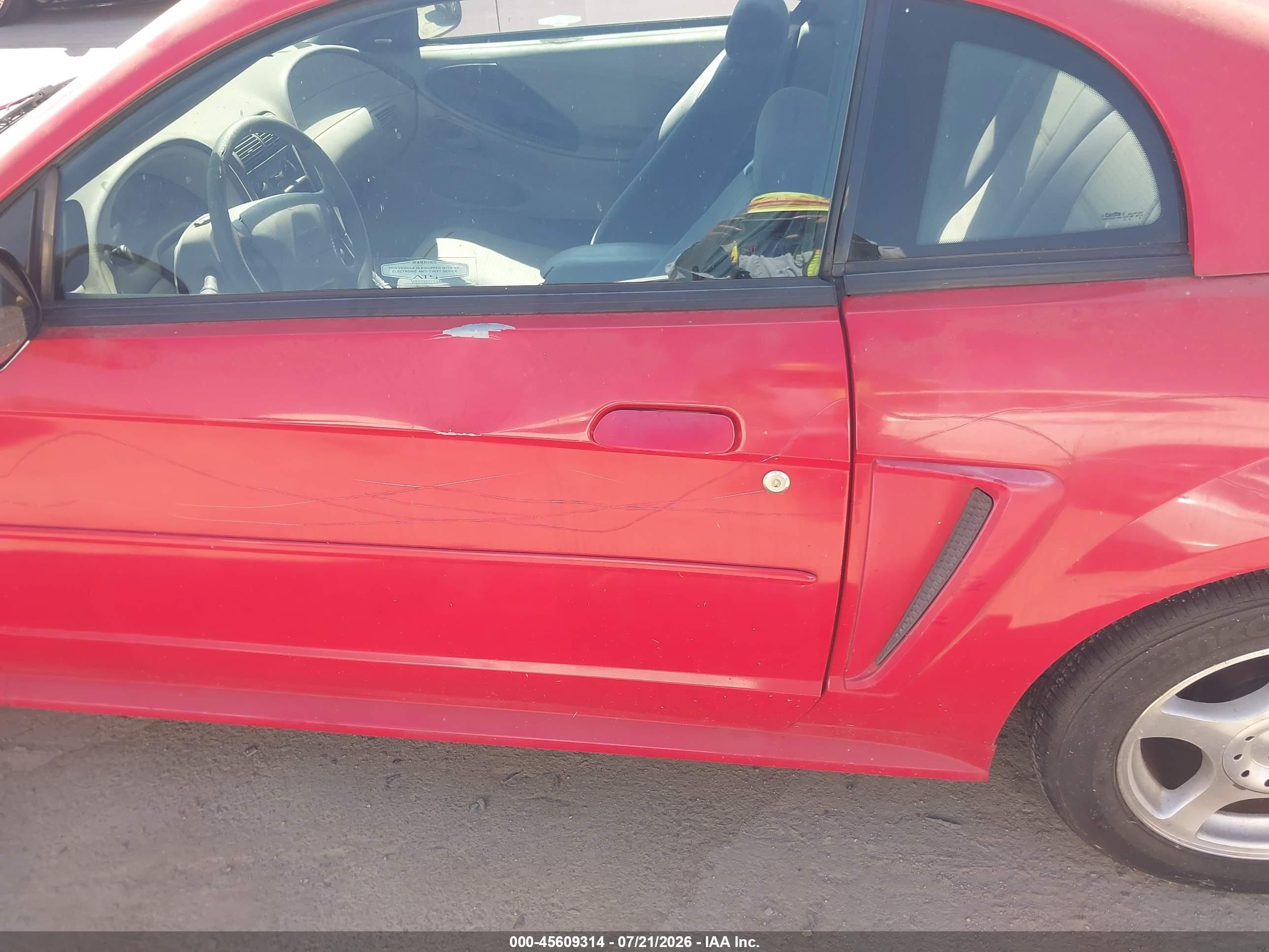 2004 Ford Mustang   Red vin: 1FAFP40674F167627