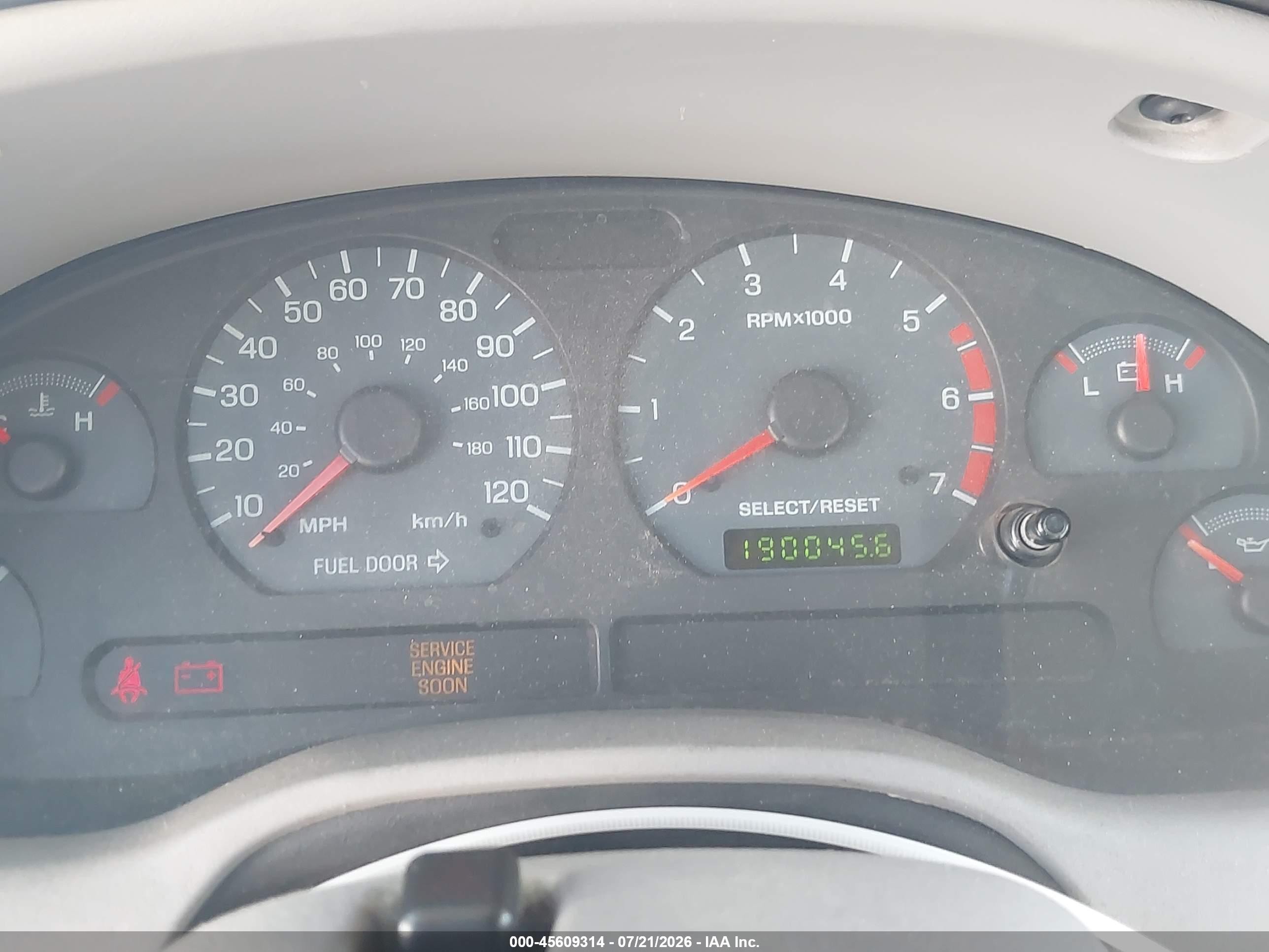 2004 Ford Mustang   Red vin: 1FAFP40674F167627