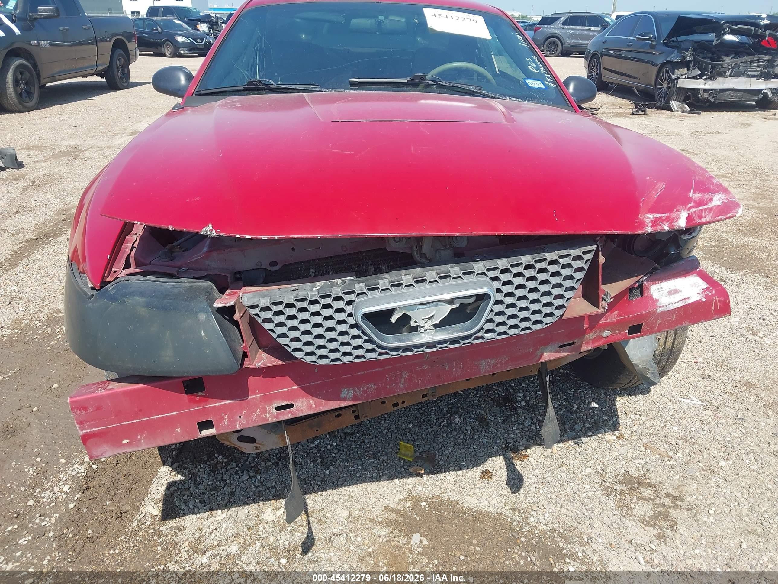 2004 Ford Mustang   Red vin: 1FAFP40694F163806