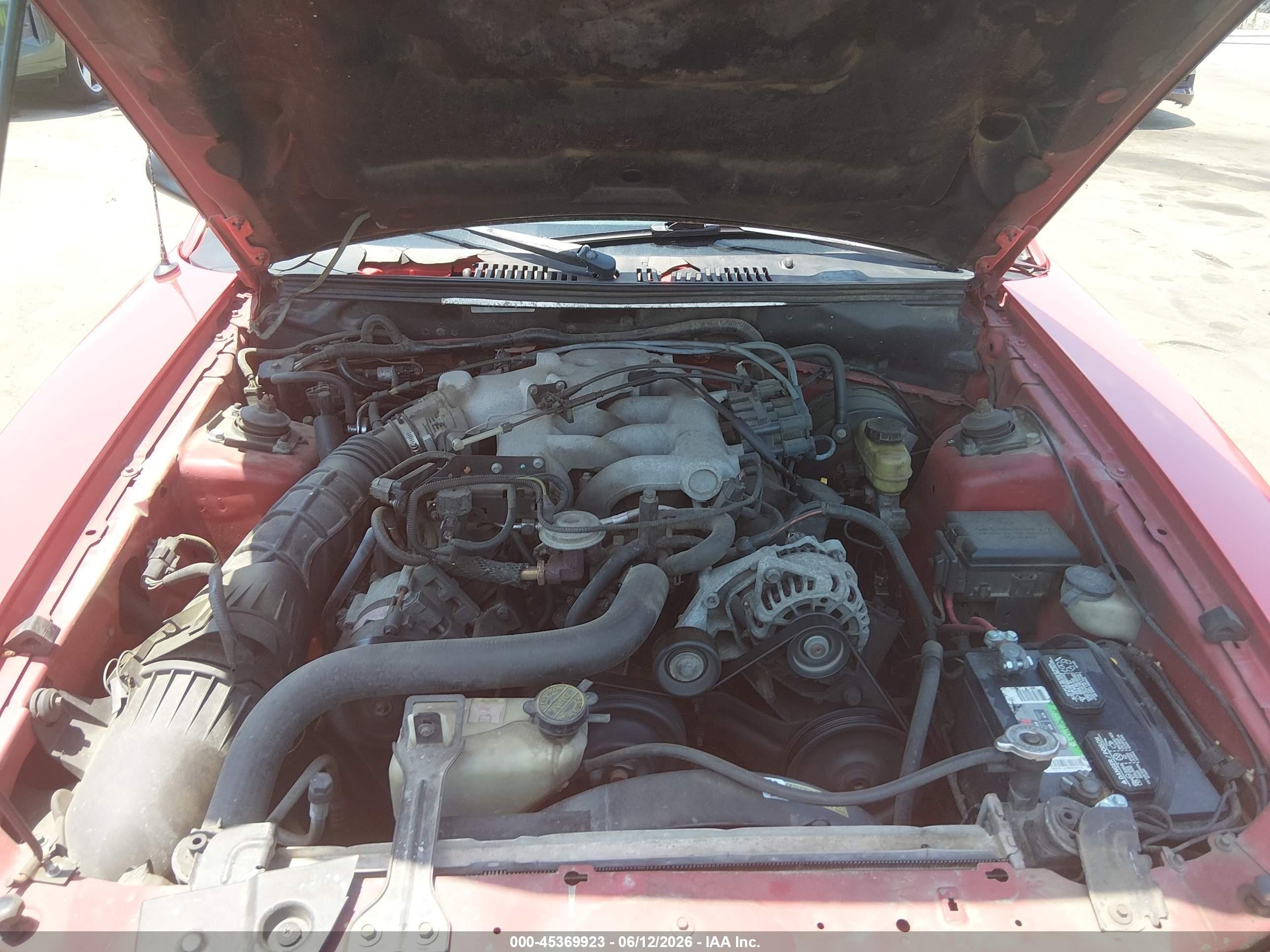 2004 Ford Mustang   Red vin: 1FAFP40694F184476
