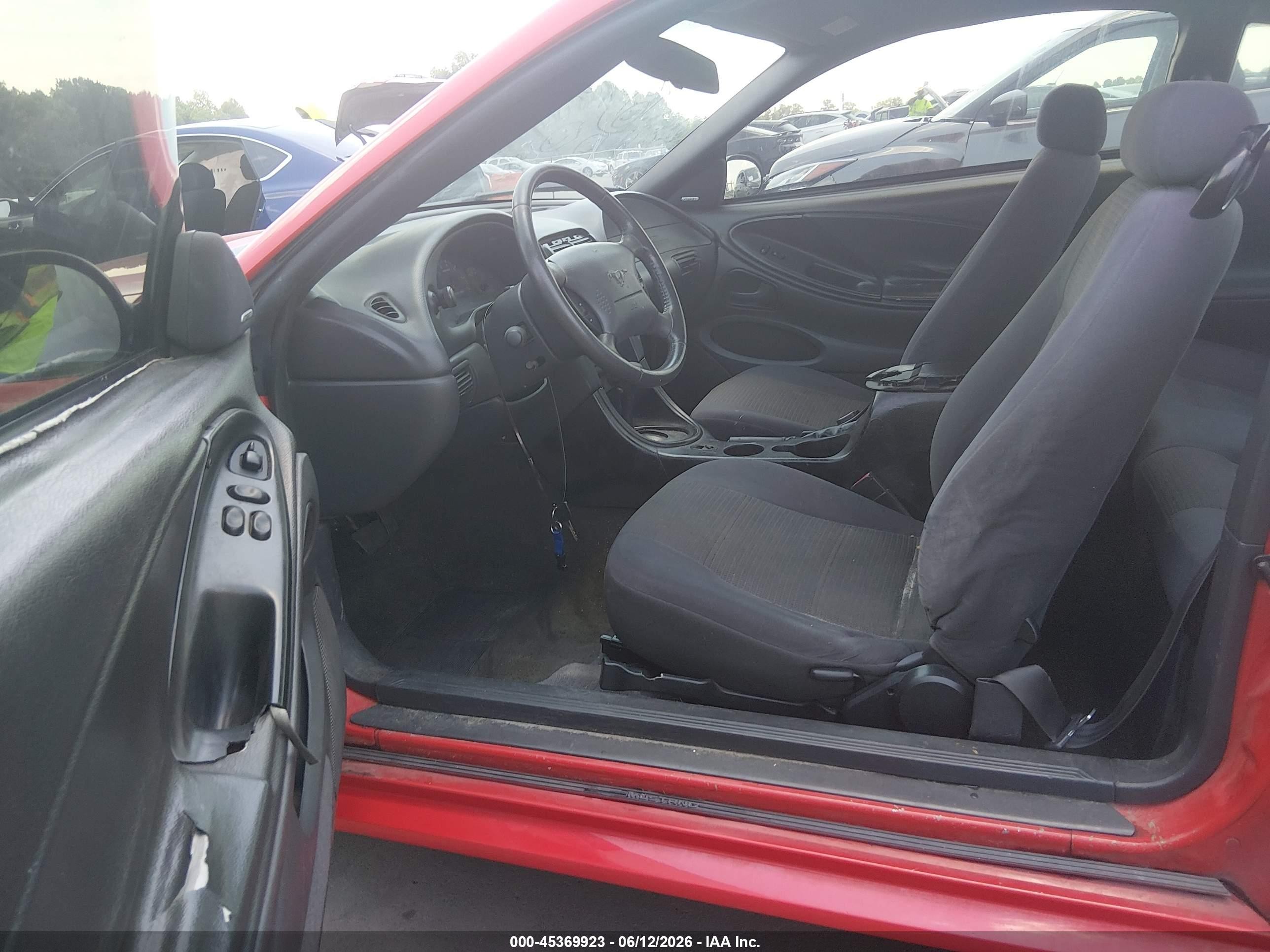 2004 Ford Mustang   Red vin: 1FAFP40694F184476