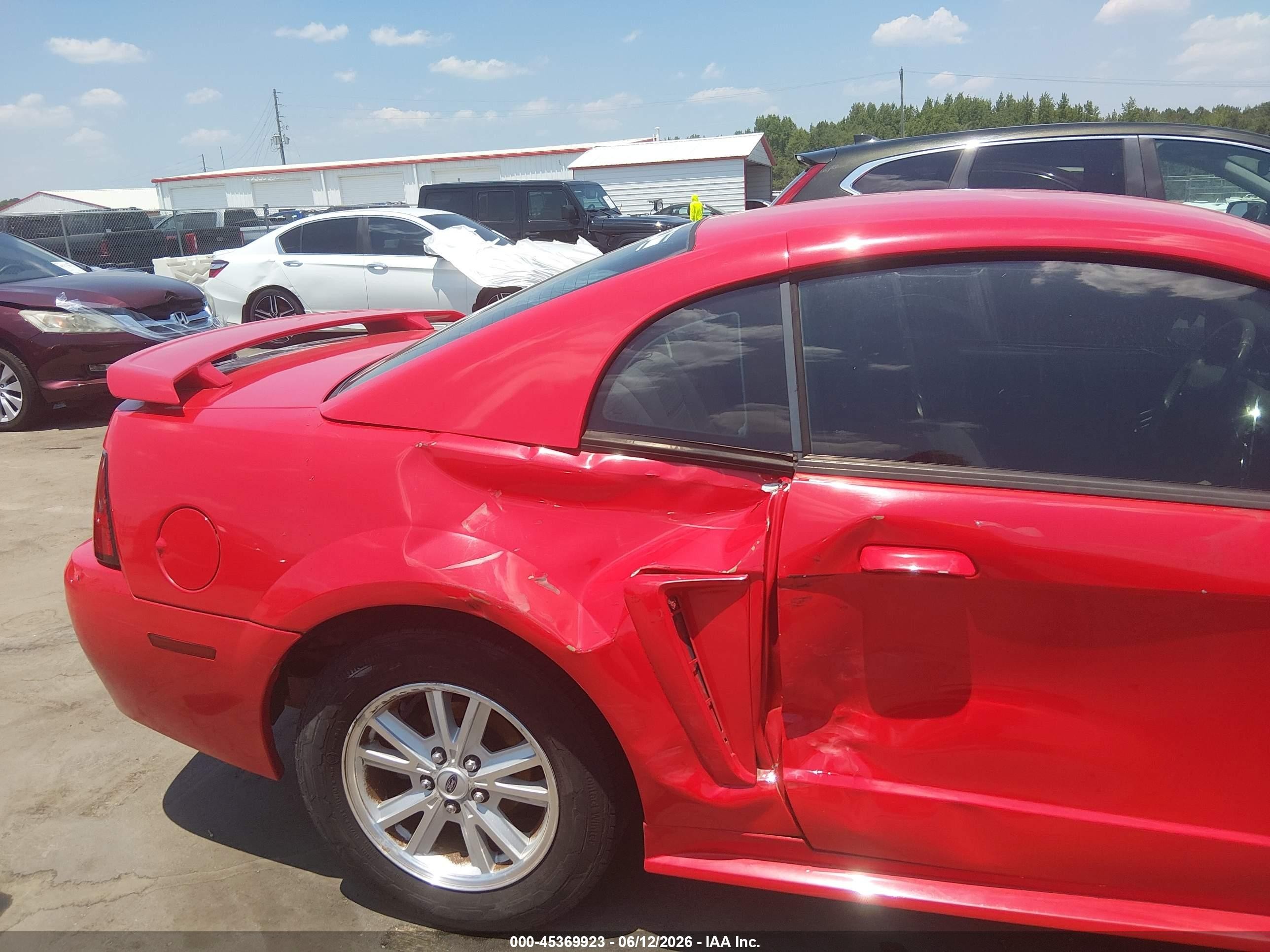 2004 Ford Mustang   Red vin: 1FAFP40694F184476