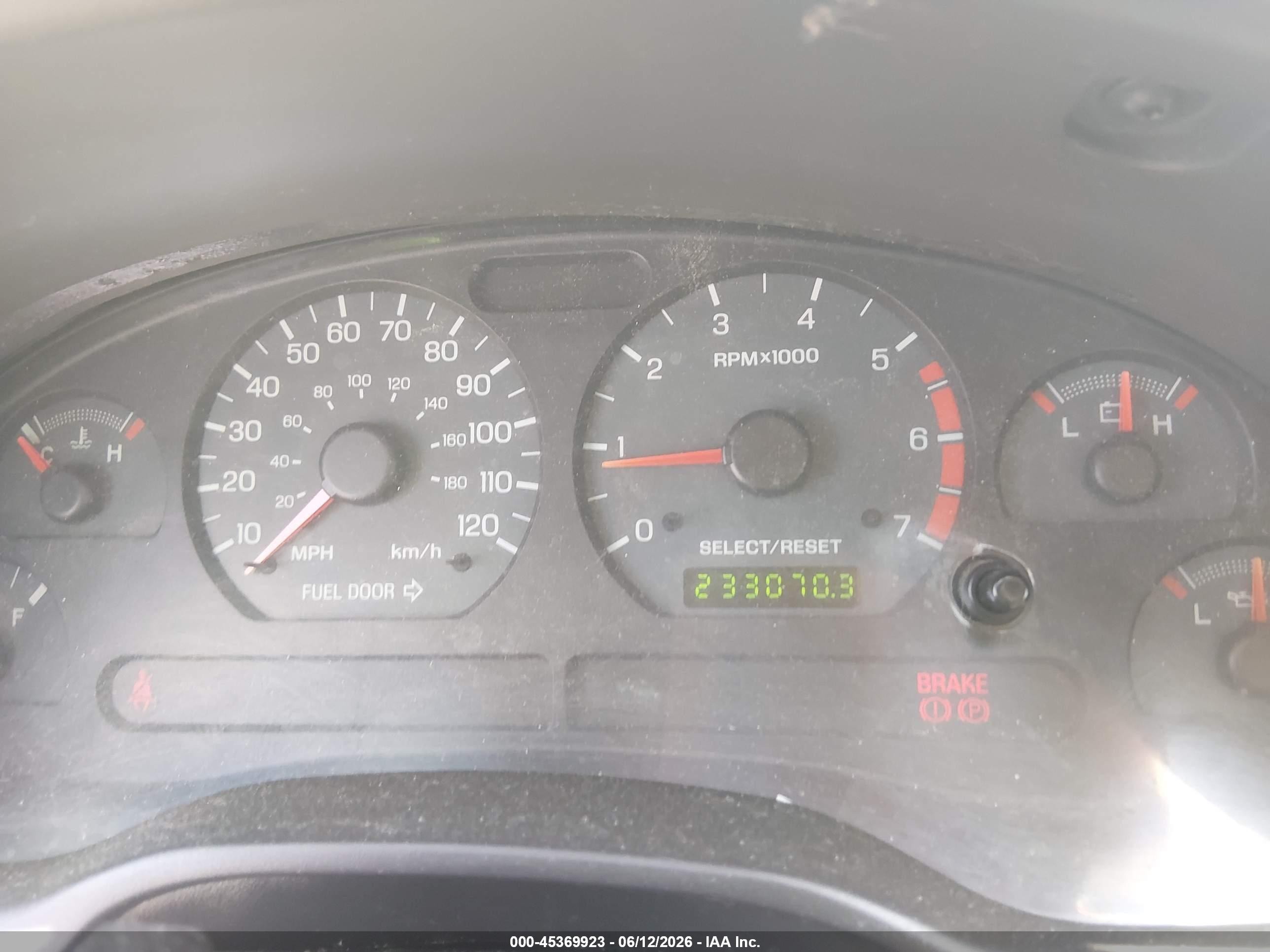 2004 Ford Mustang   Red vin: 1FAFP40694F184476