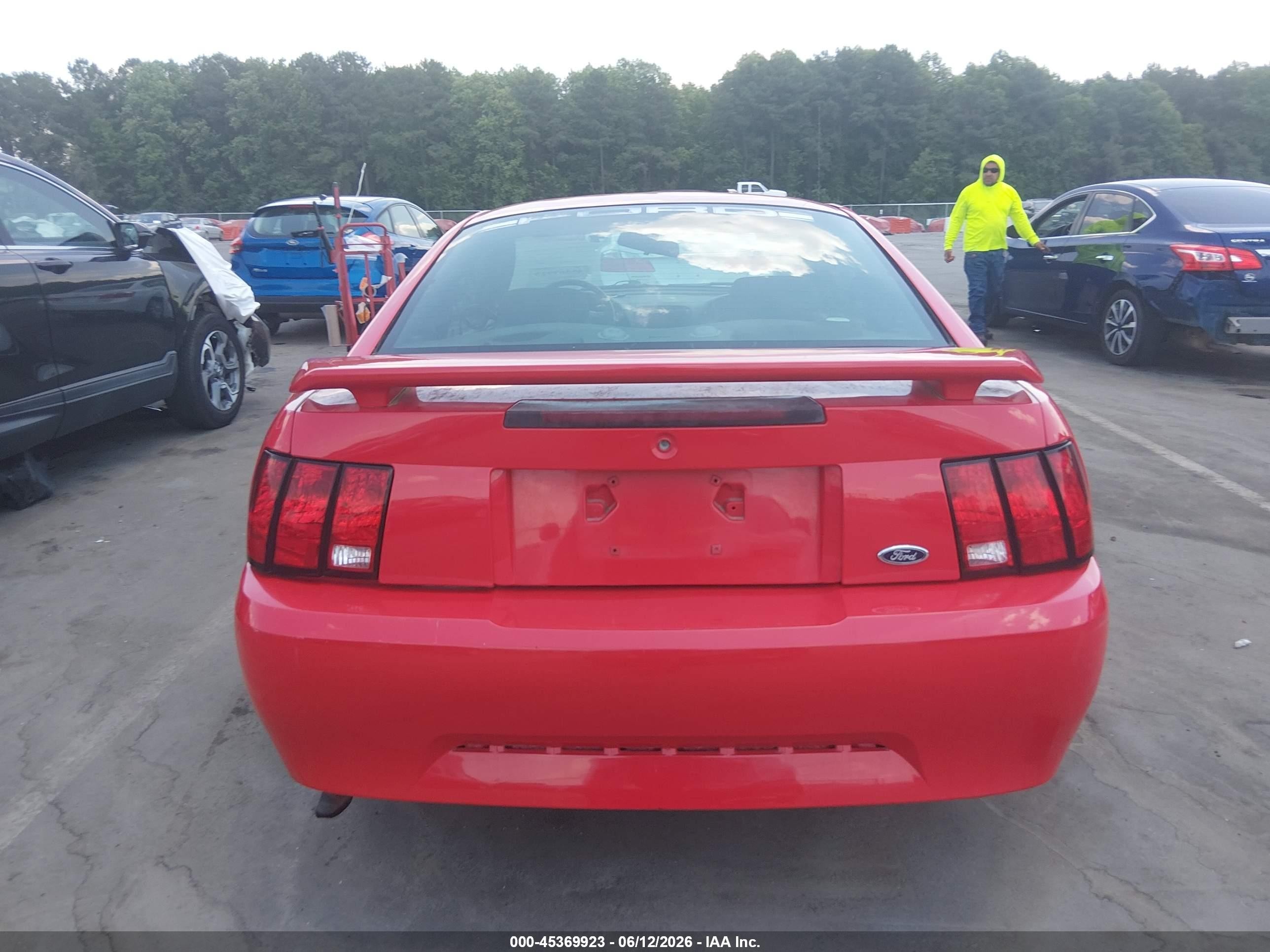 2004 Ford Mustang   Red vin: 1FAFP40694F184476