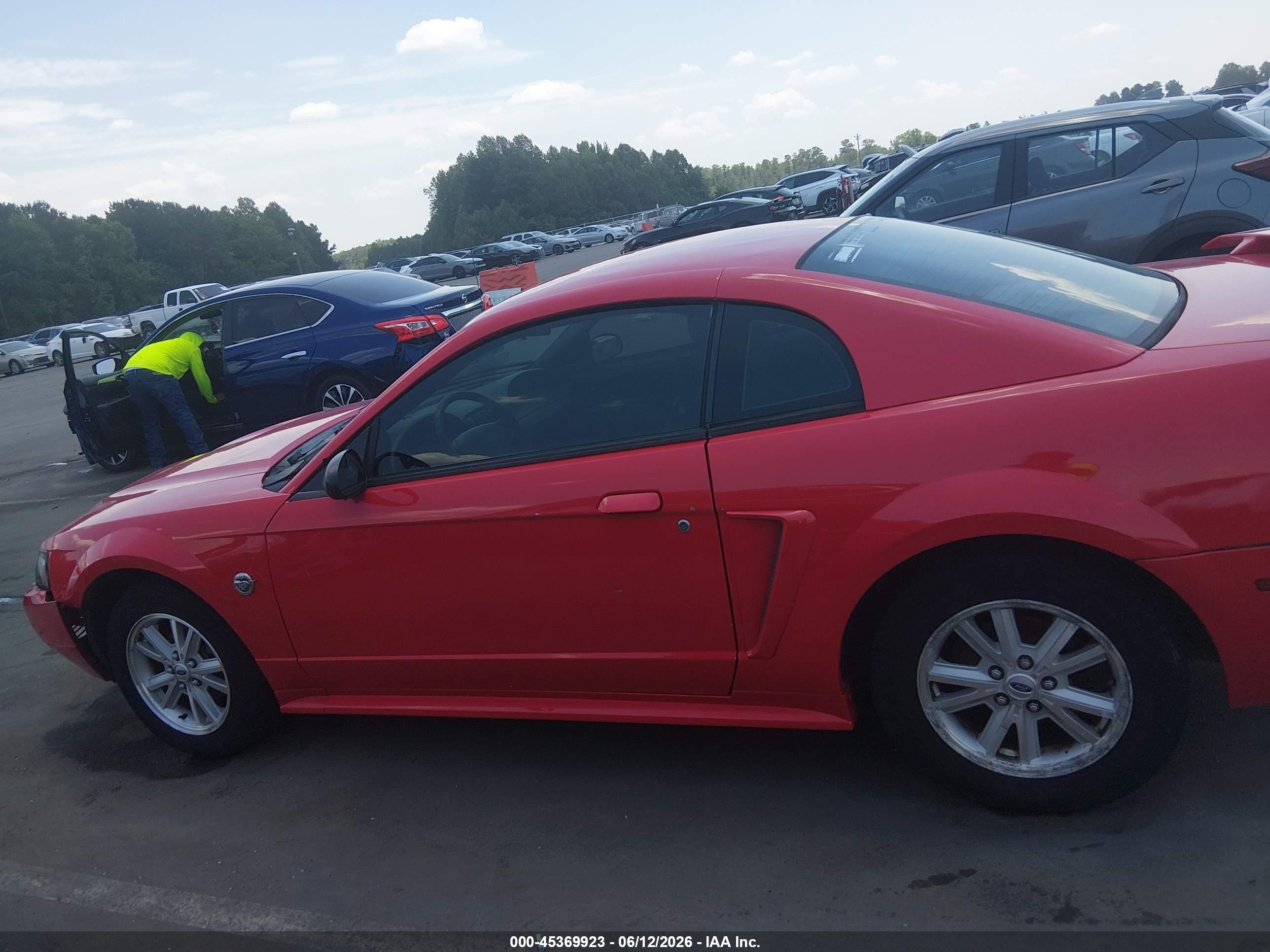 2004 Ford Mustang   Red vin: 1FAFP40694F184476