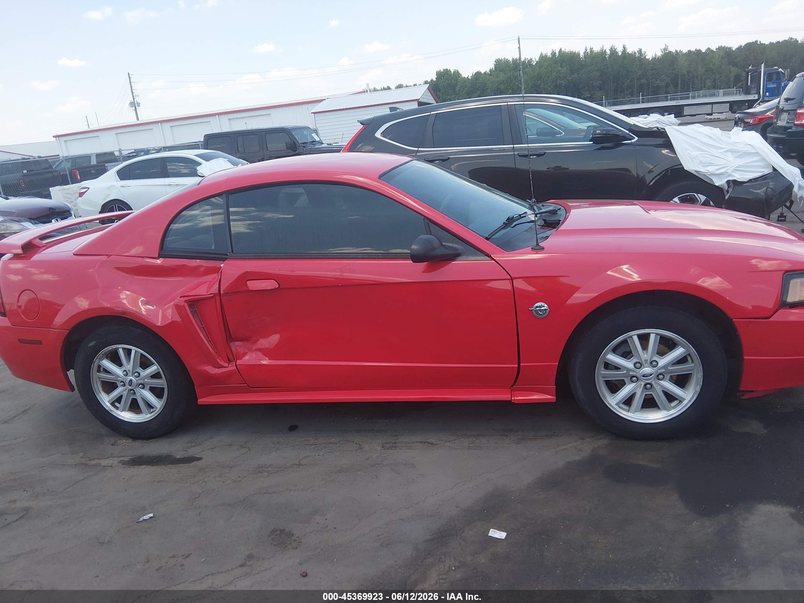 2004 Ford Mustang   Red vin: 1FAFP40694F184476