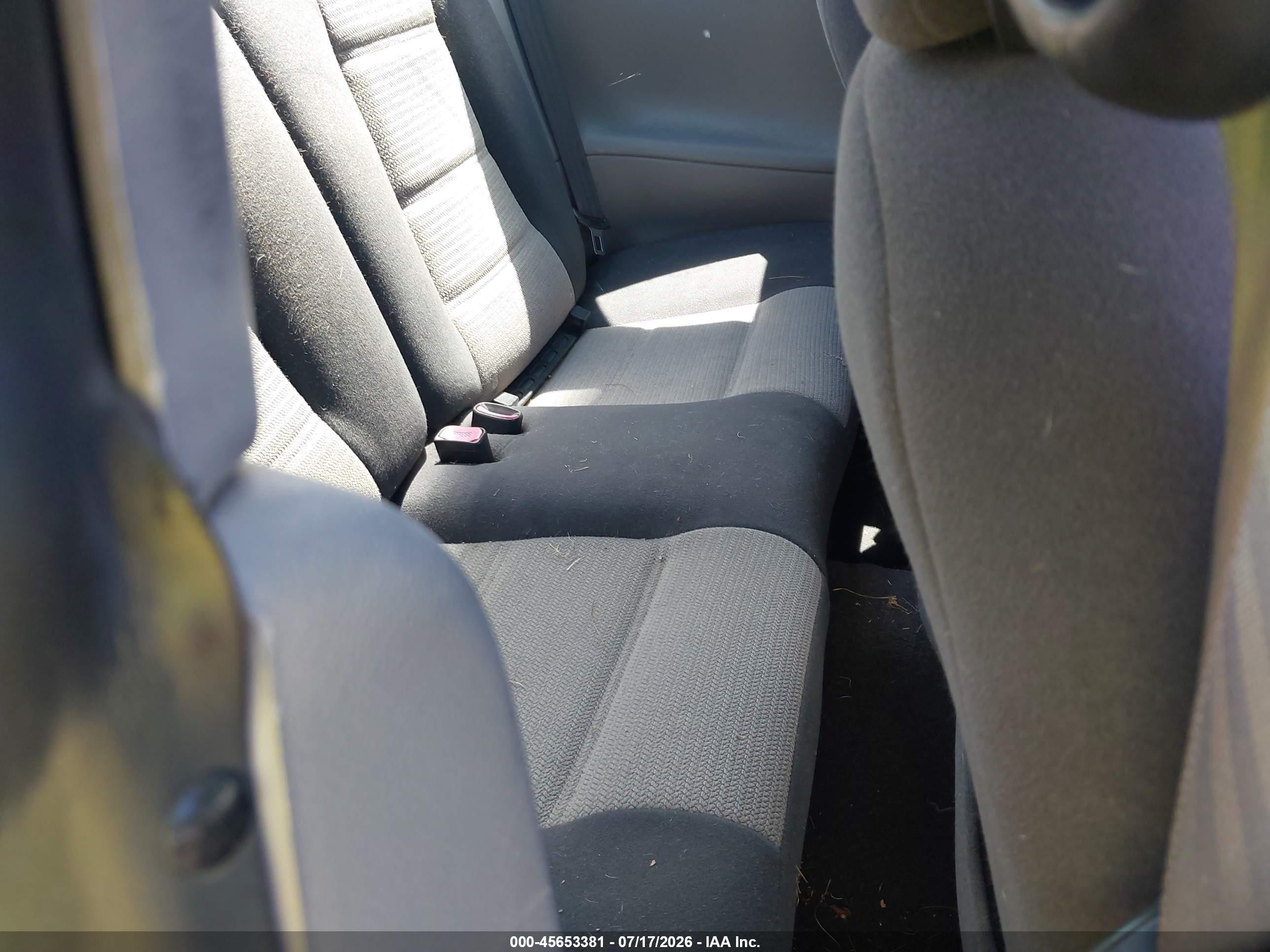 2004 Ford Mustang   Silver vin: 1FAFP406X4F196524