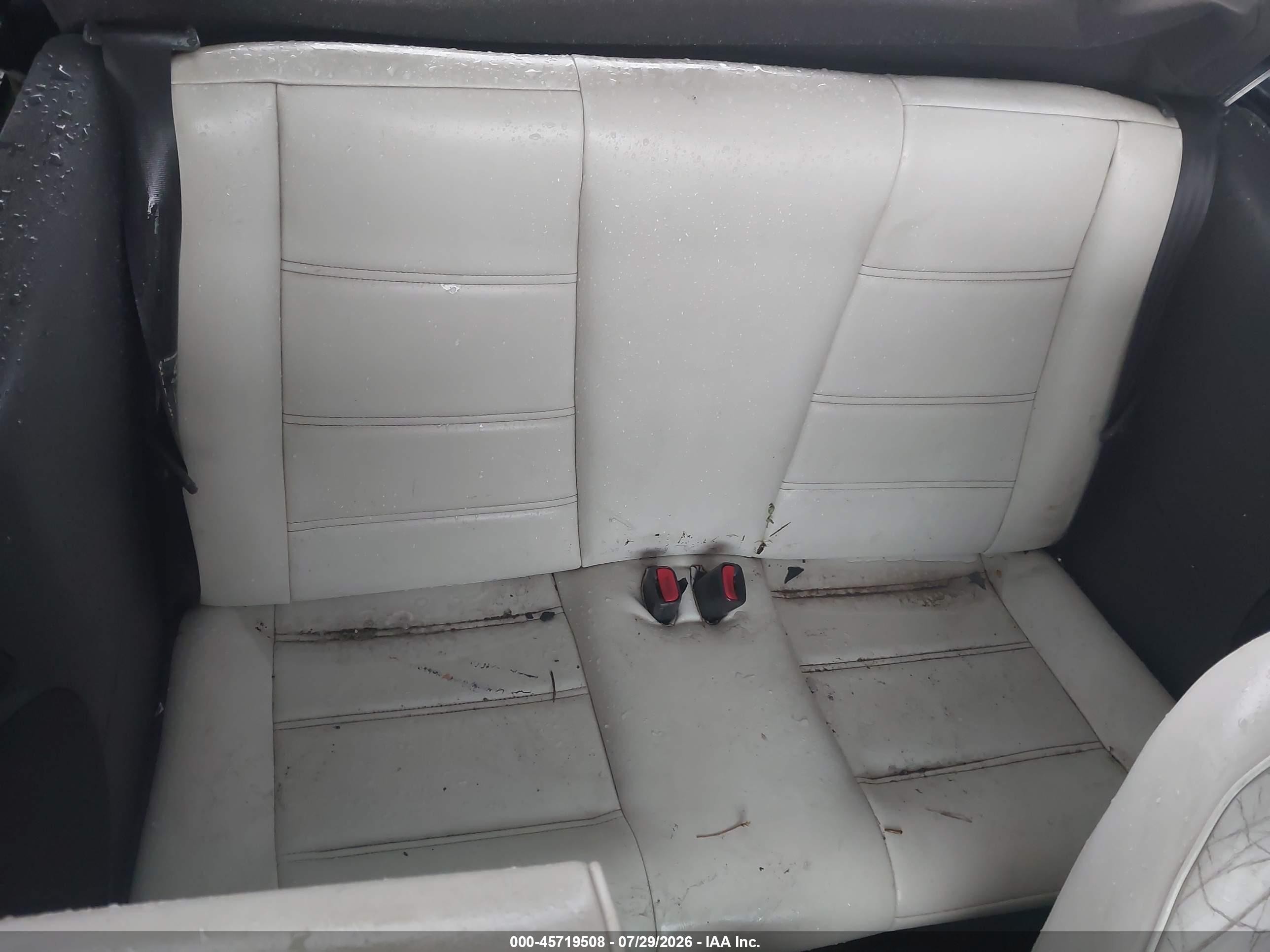 2002 Ford Mustang Deluxe/premium White vin: 1FAFP44412F201440