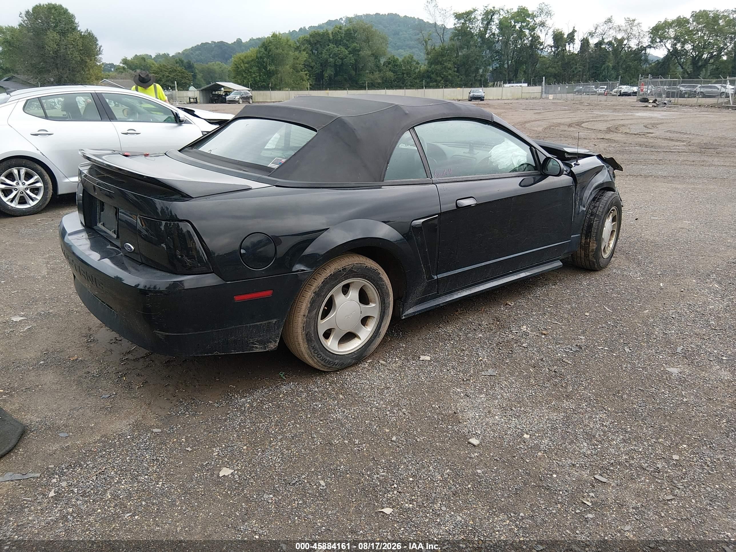 2000 Ford Mustang   Черный vin: 1FAFP4443YF215266
